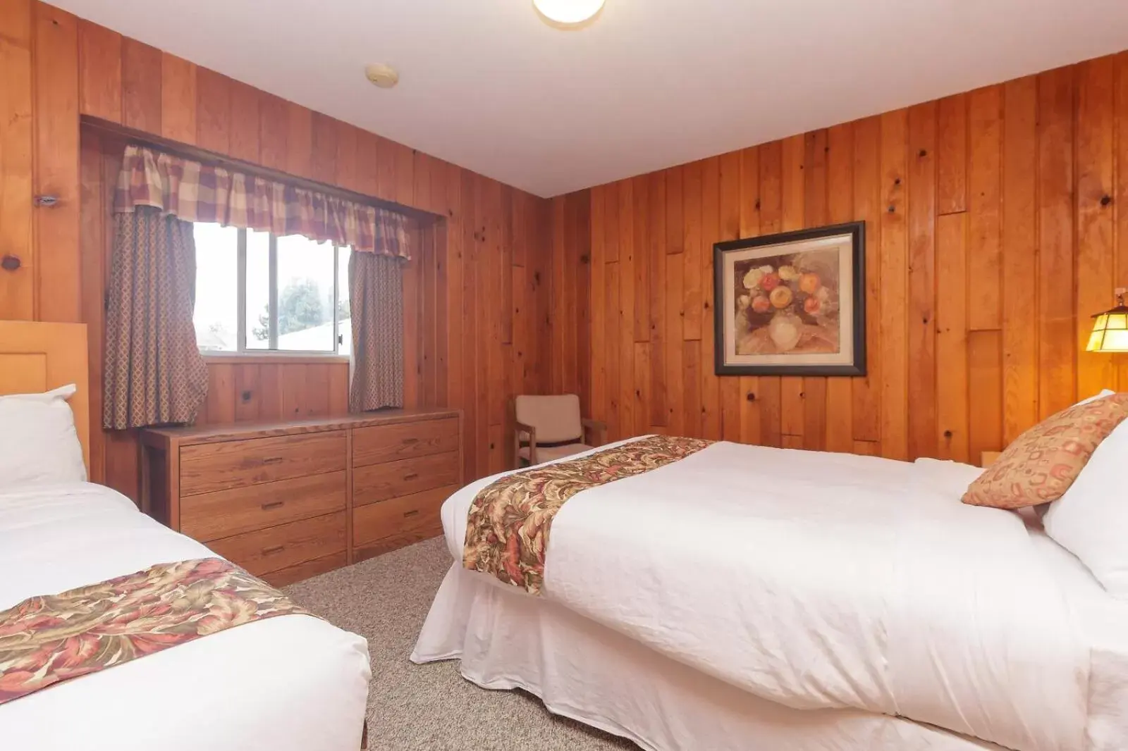 Bedroom, Bed in The Cedarwood Inn & Suites