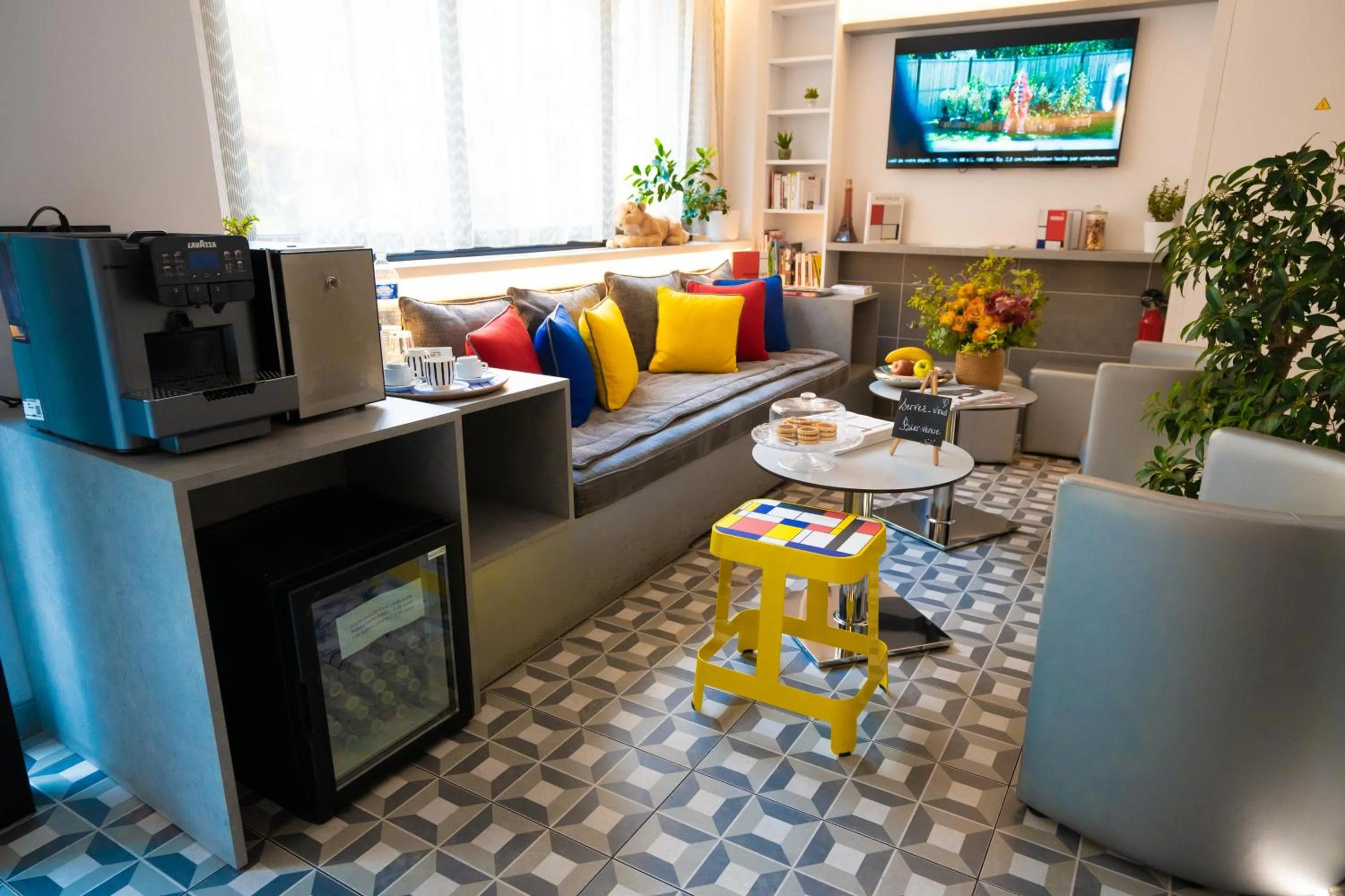 Communal lounge/ TV room in Hôtel Du Mont Dore Batignolles