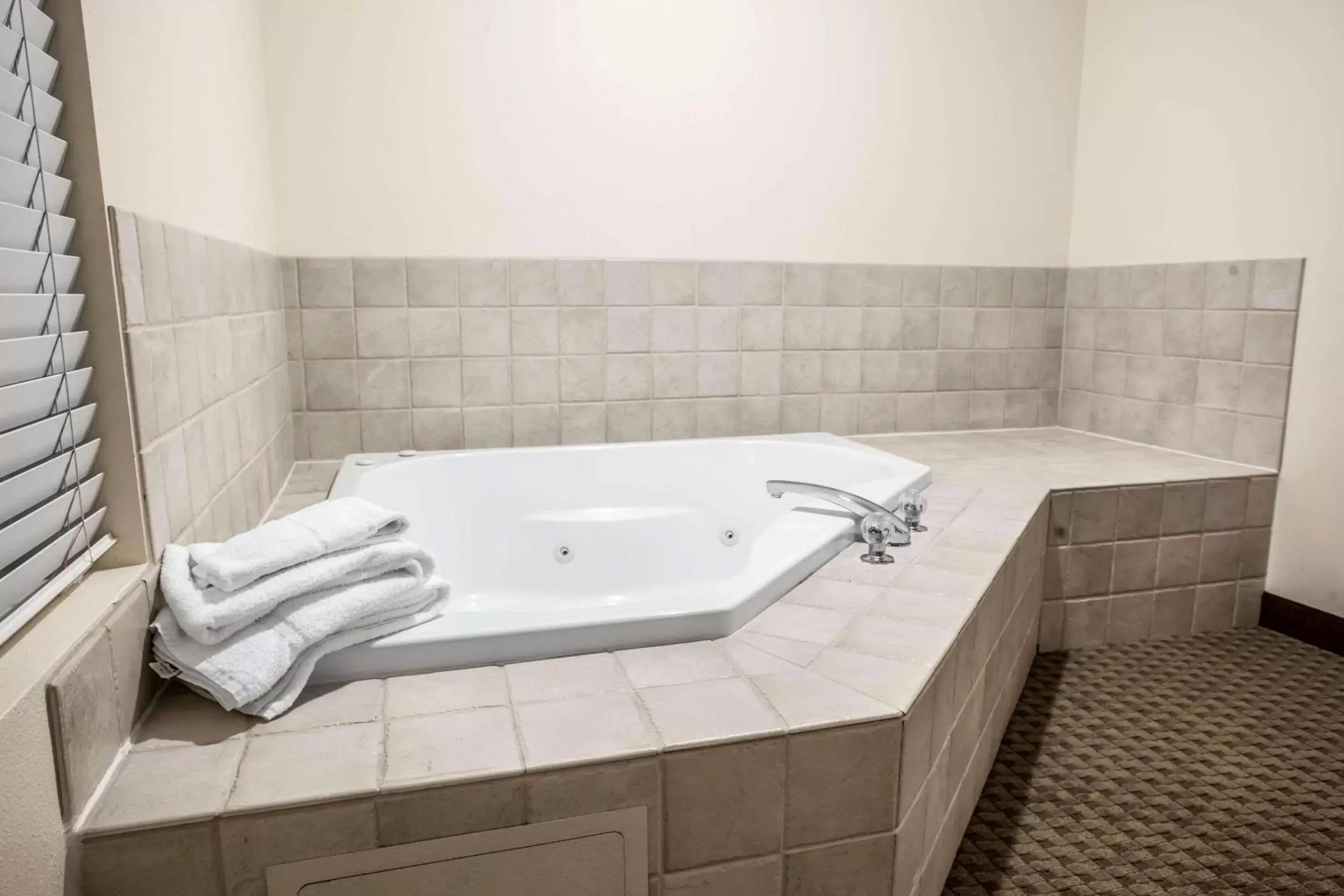 Bedroom, Bathroom in Quality Inn & Suites Federal Way - Seattle