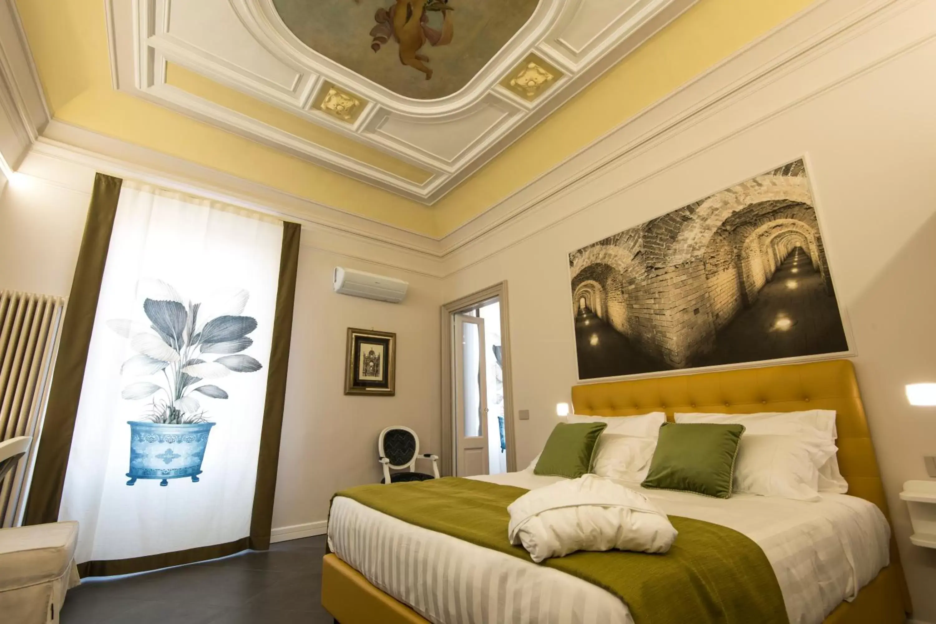 Photo of the whole room, Bed in ANFITEATRO LE SUITES