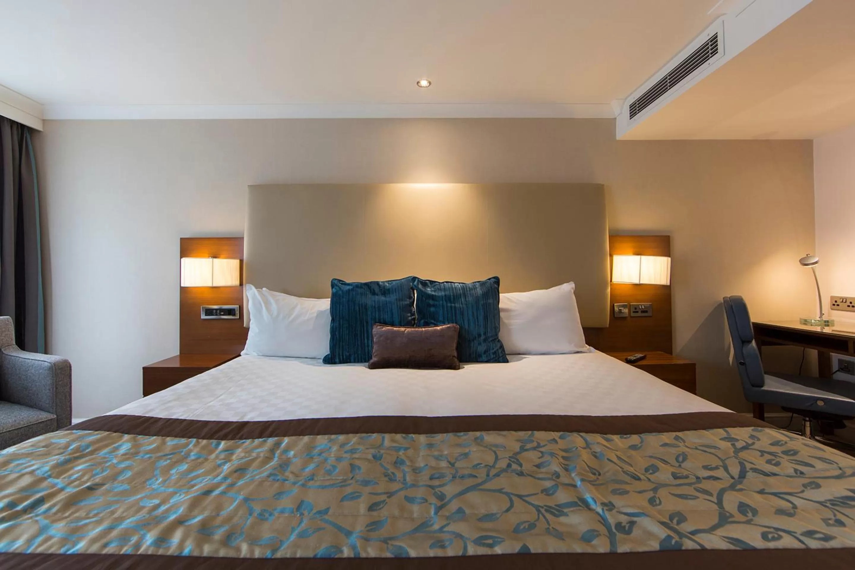 Bed in Thistle Trafalgar - Leicester Square