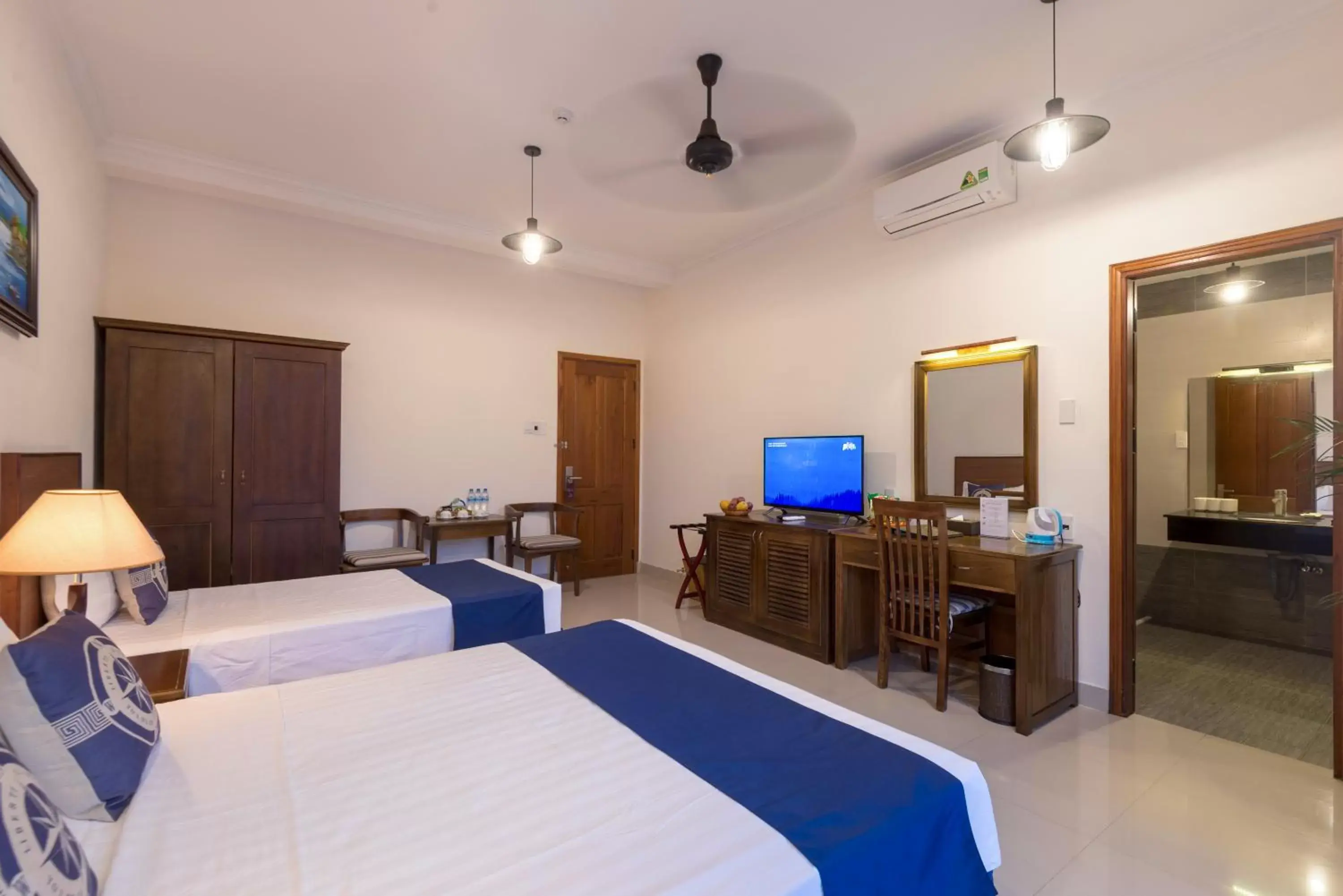 Bed, TV/Entertainment Center in Santa Sea Villa