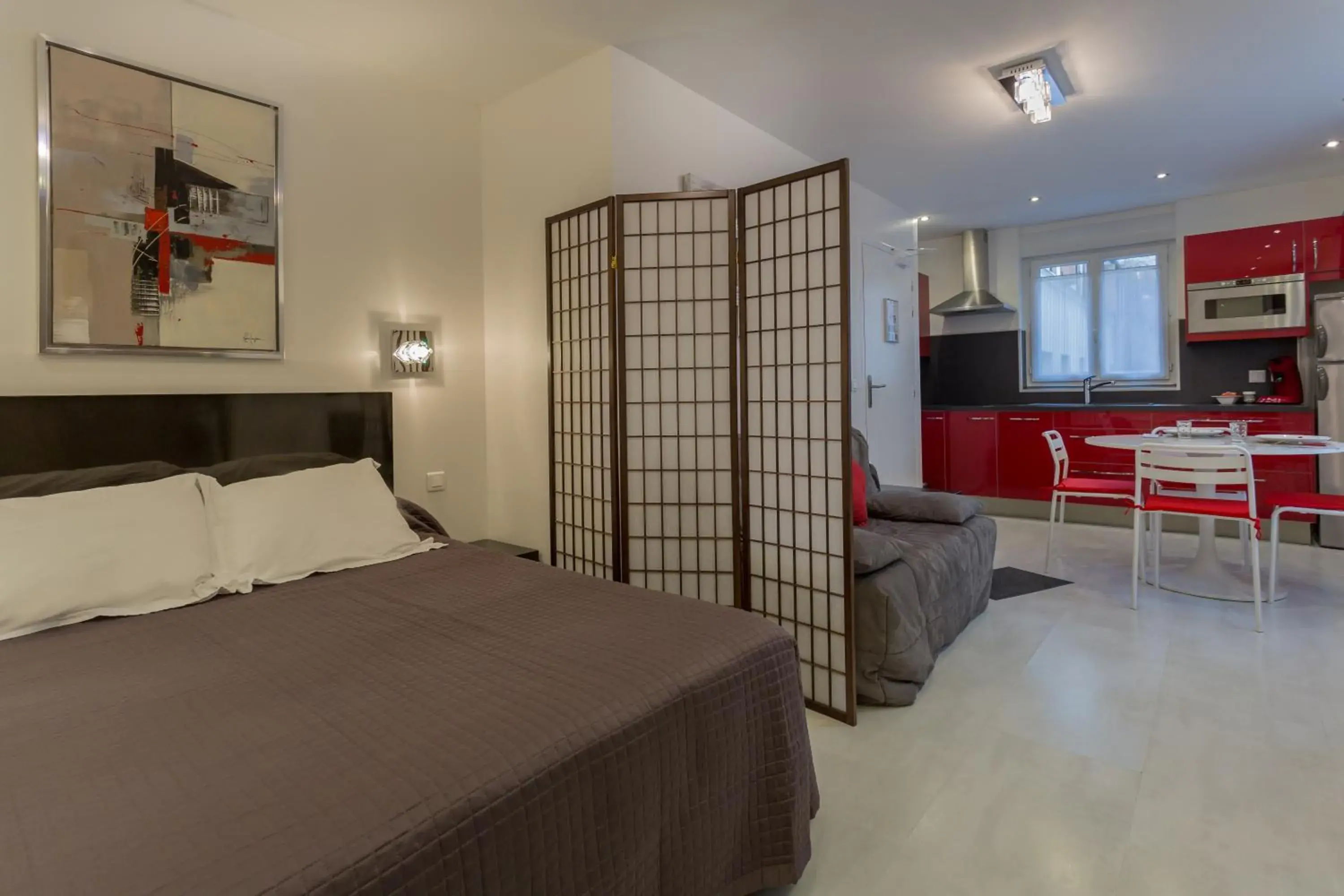 Kitchen or kitchenette, Bed in Hotel De L'Horloge