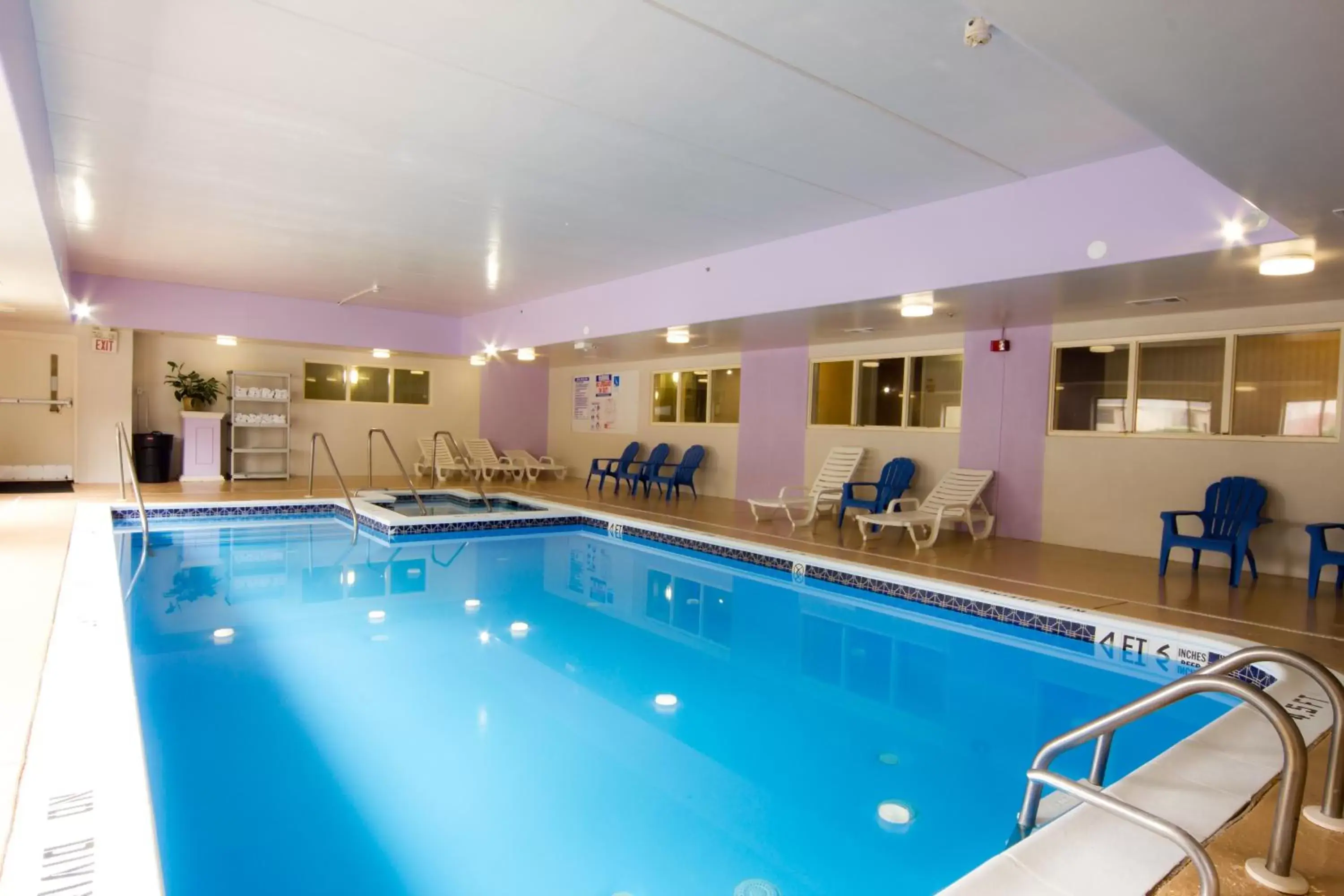 Swimming Pool in Howard Johnson by Wyndham Allentown/Dorney Hotel & Suites