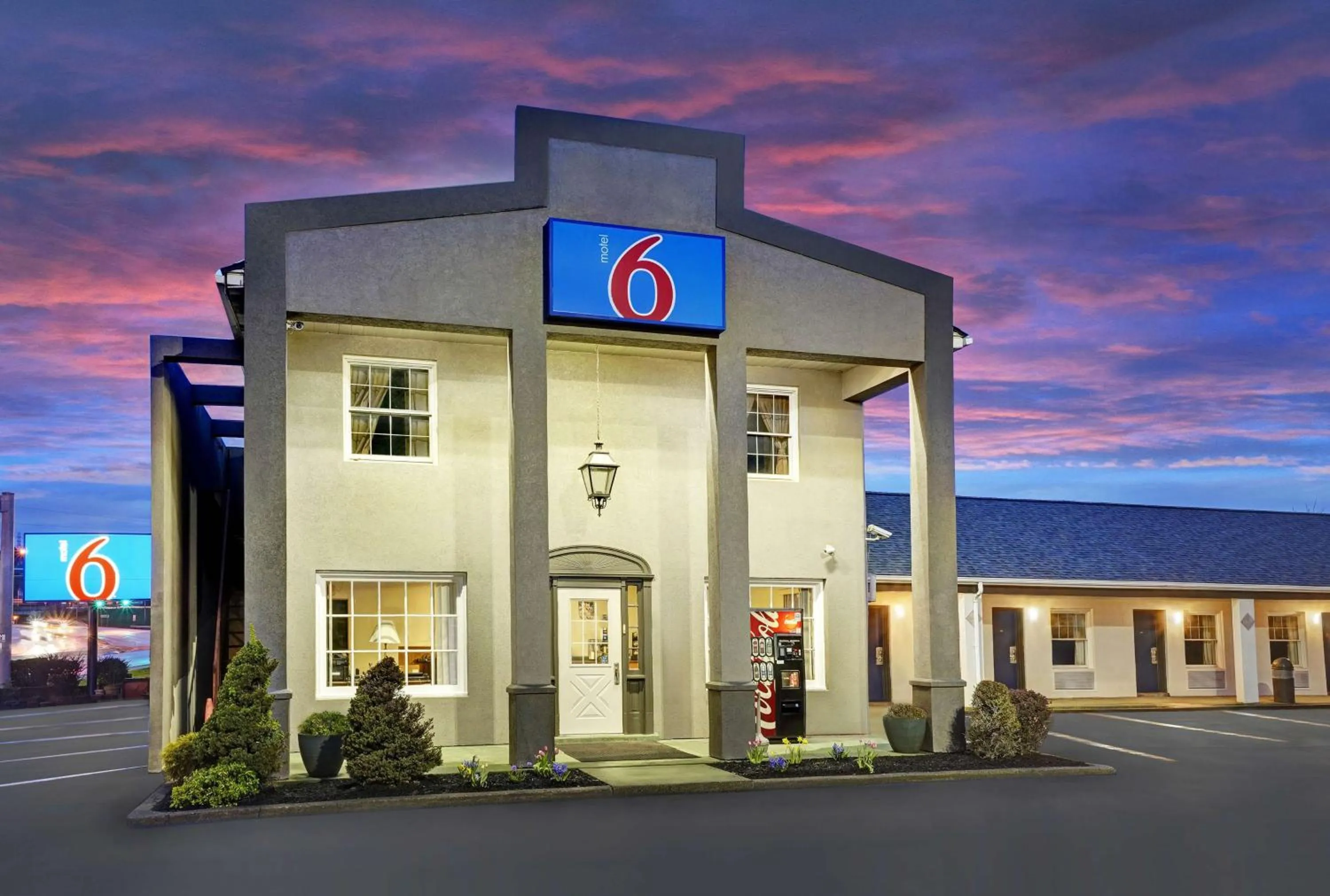 Property building in Motel 6 Washington, PA