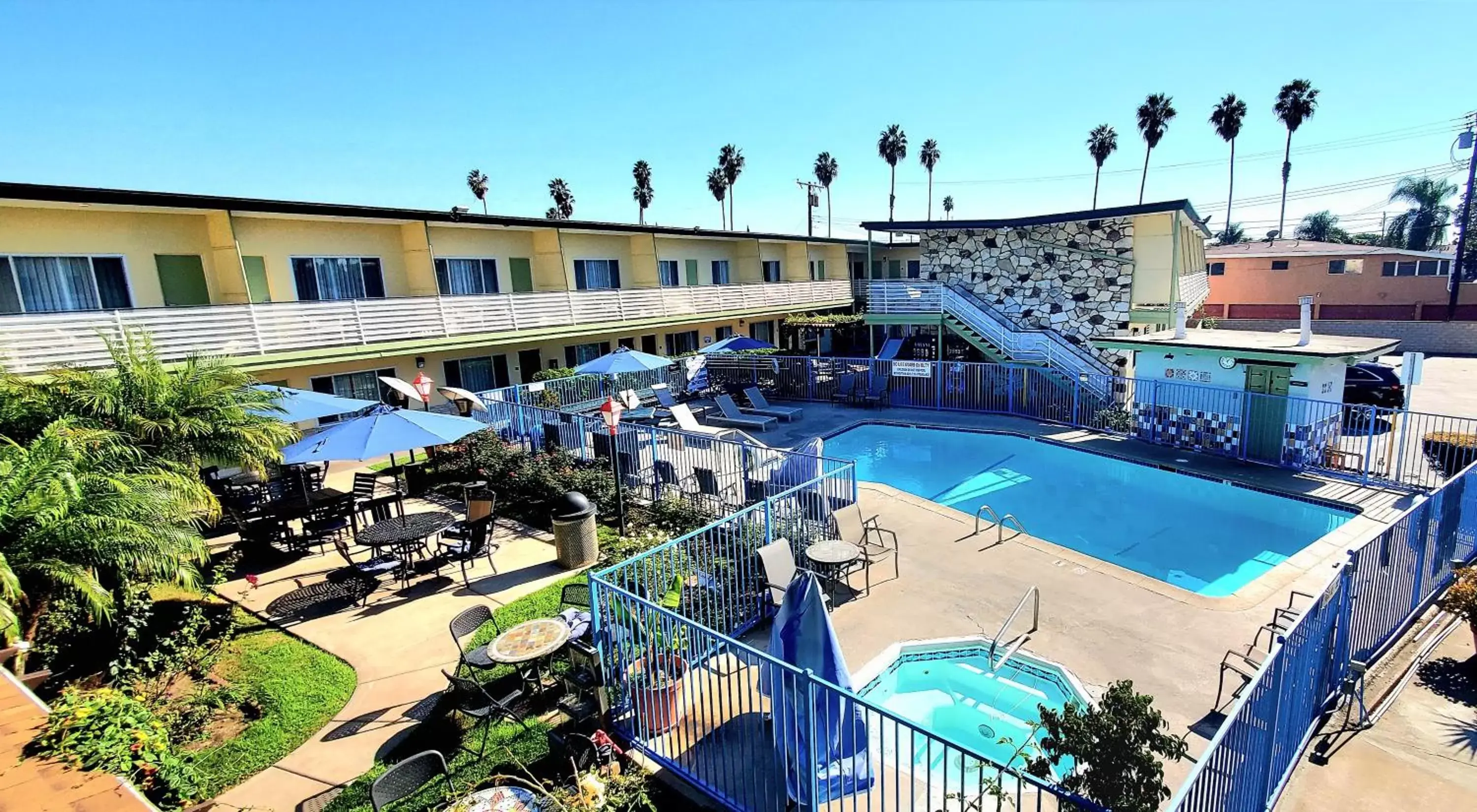 Garden, Pool View in Quality Inn & Suites Anaheim at the Park
