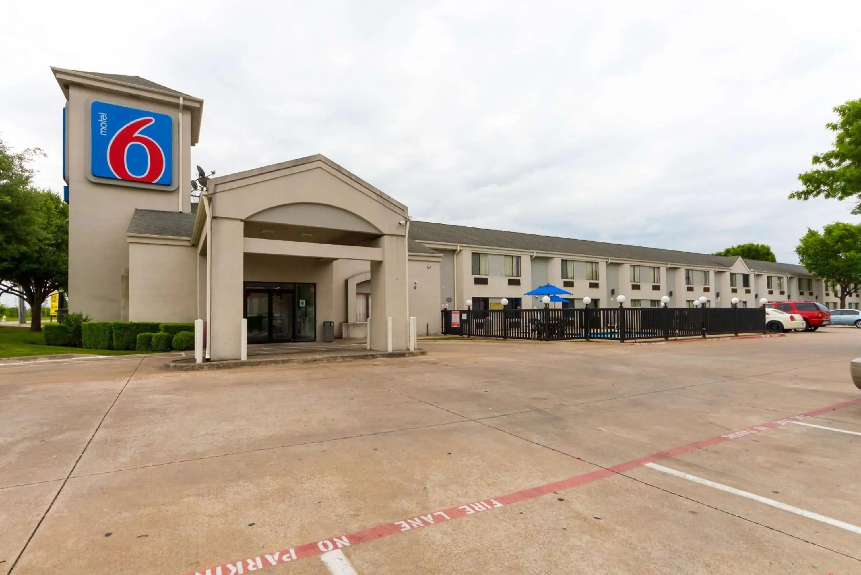 Property Building in Motel 6 Dallas, TX - Northeast