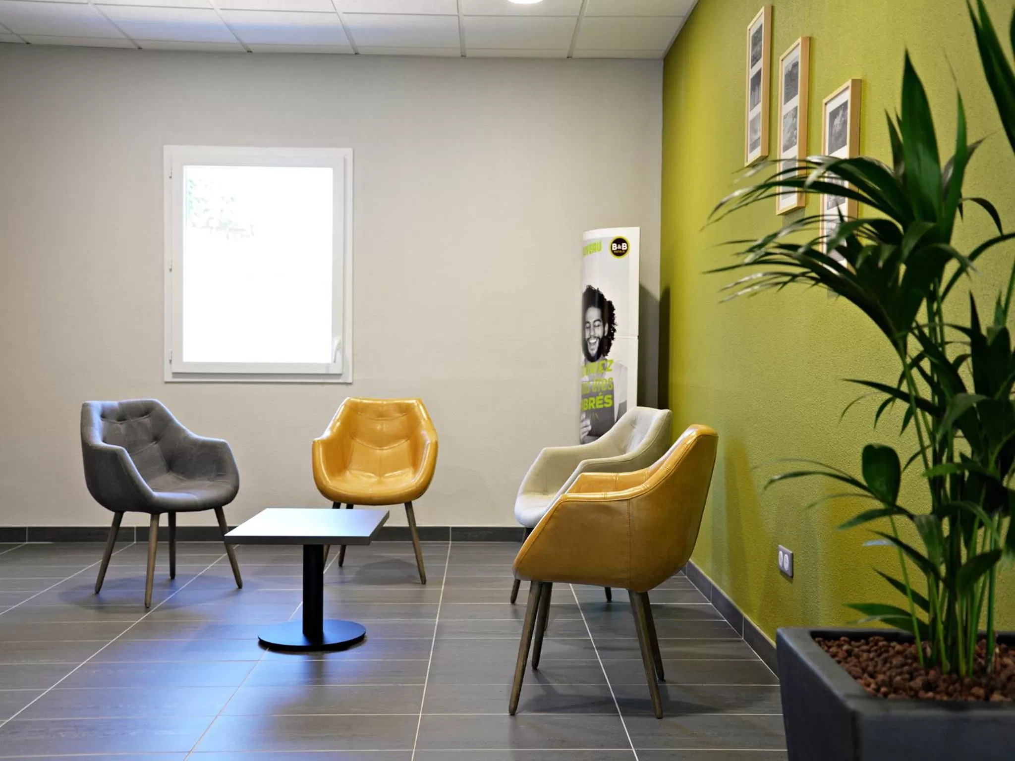 Communal lounge/ TV room in B&B HOTEL Alès - Pôle Mécanique