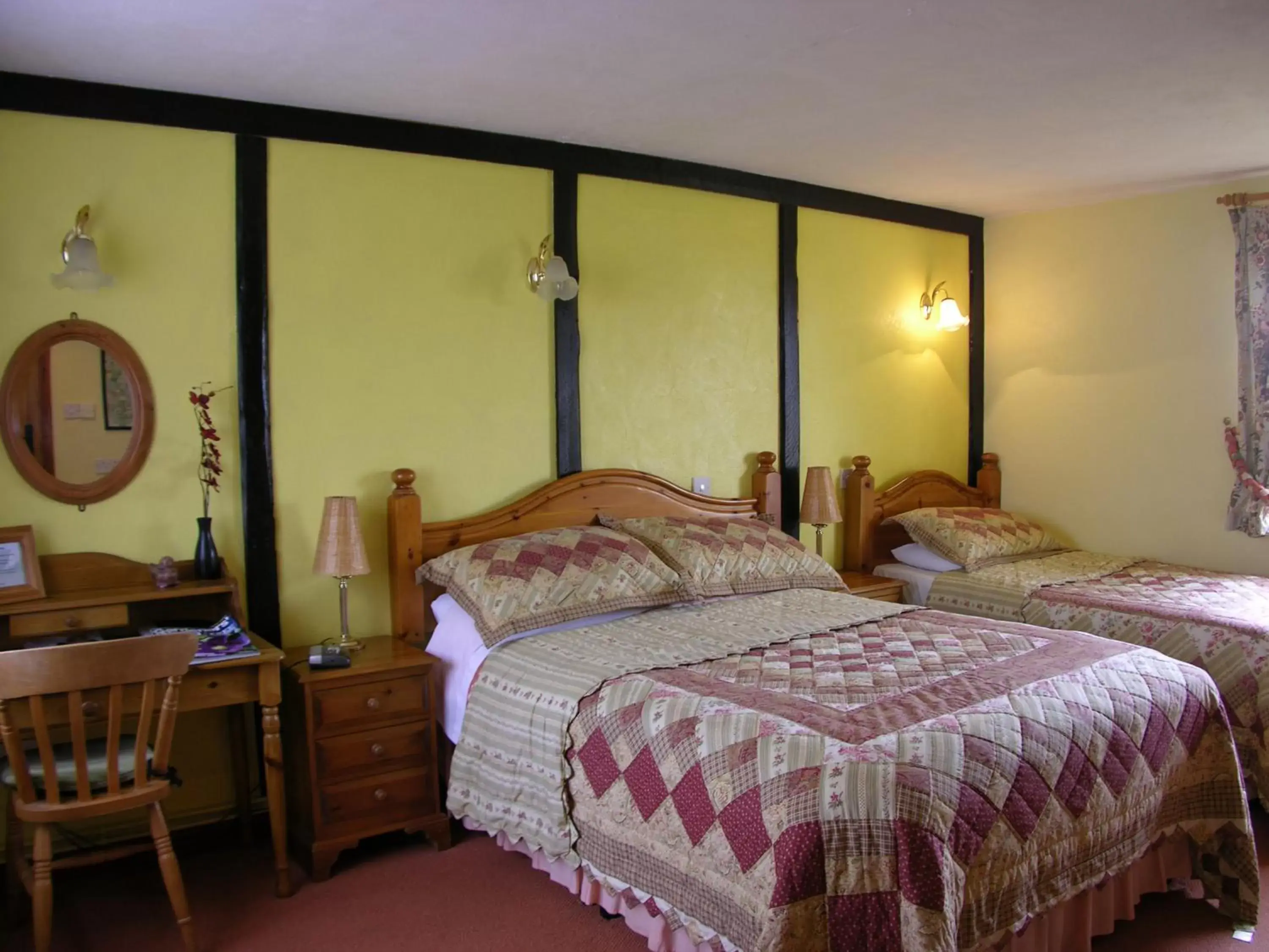 Photo of the whole room, Bed in Six Bells Inn