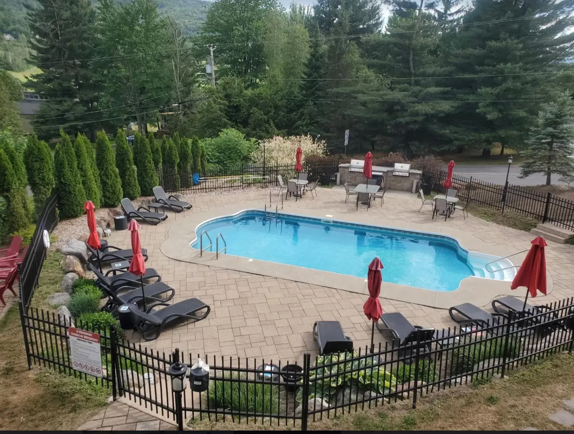 Pool view in Le Champlain Condo-Hôtel