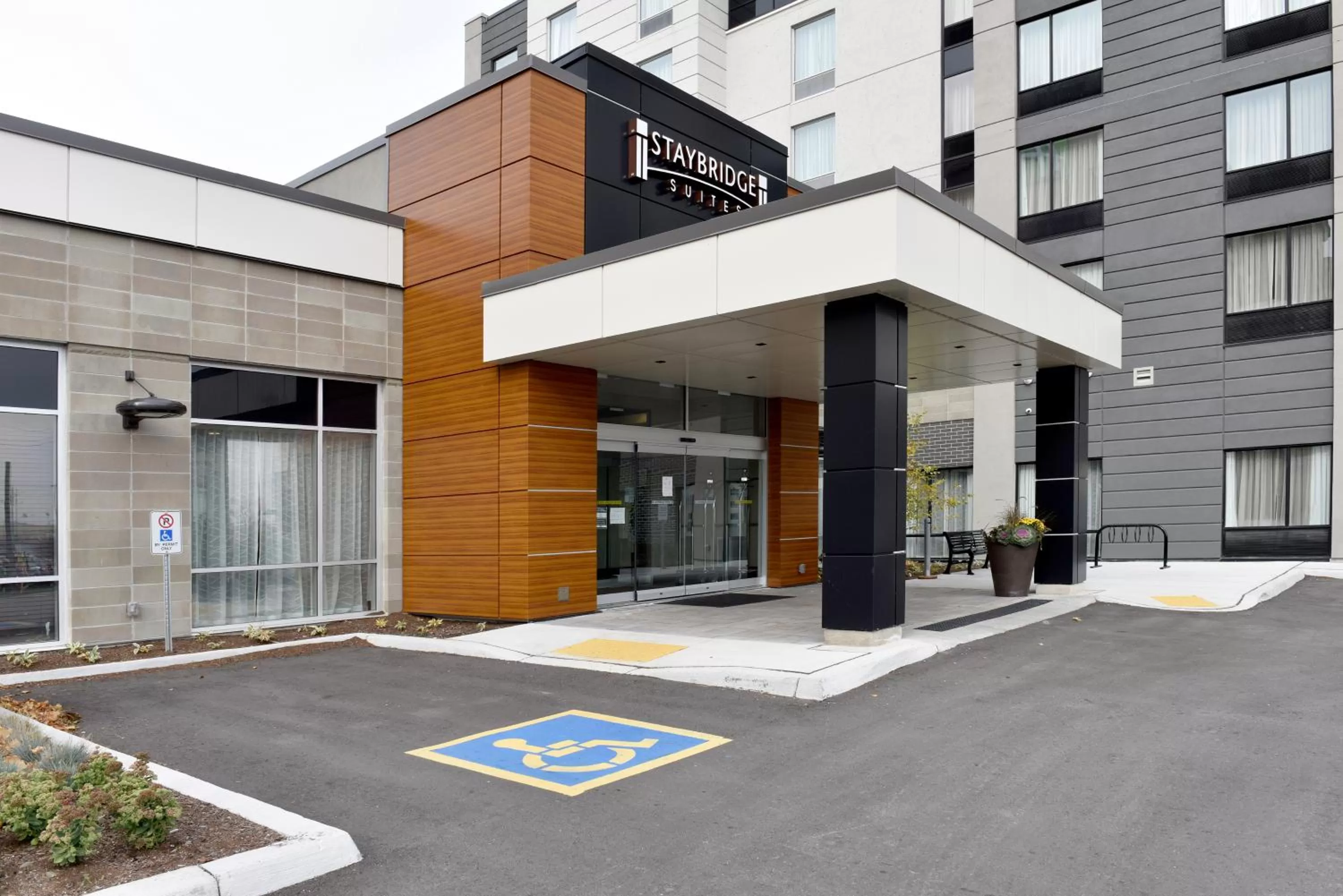 Facade/entrance in Staybridge Suites - Waterloo - St. Jacobs Area