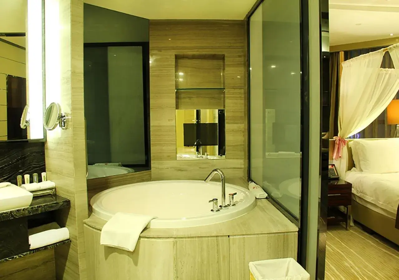 Hot Tub, Bathroom in Crowne Plaza Shenzhen Longgang City Centre, an IHG Hotel
