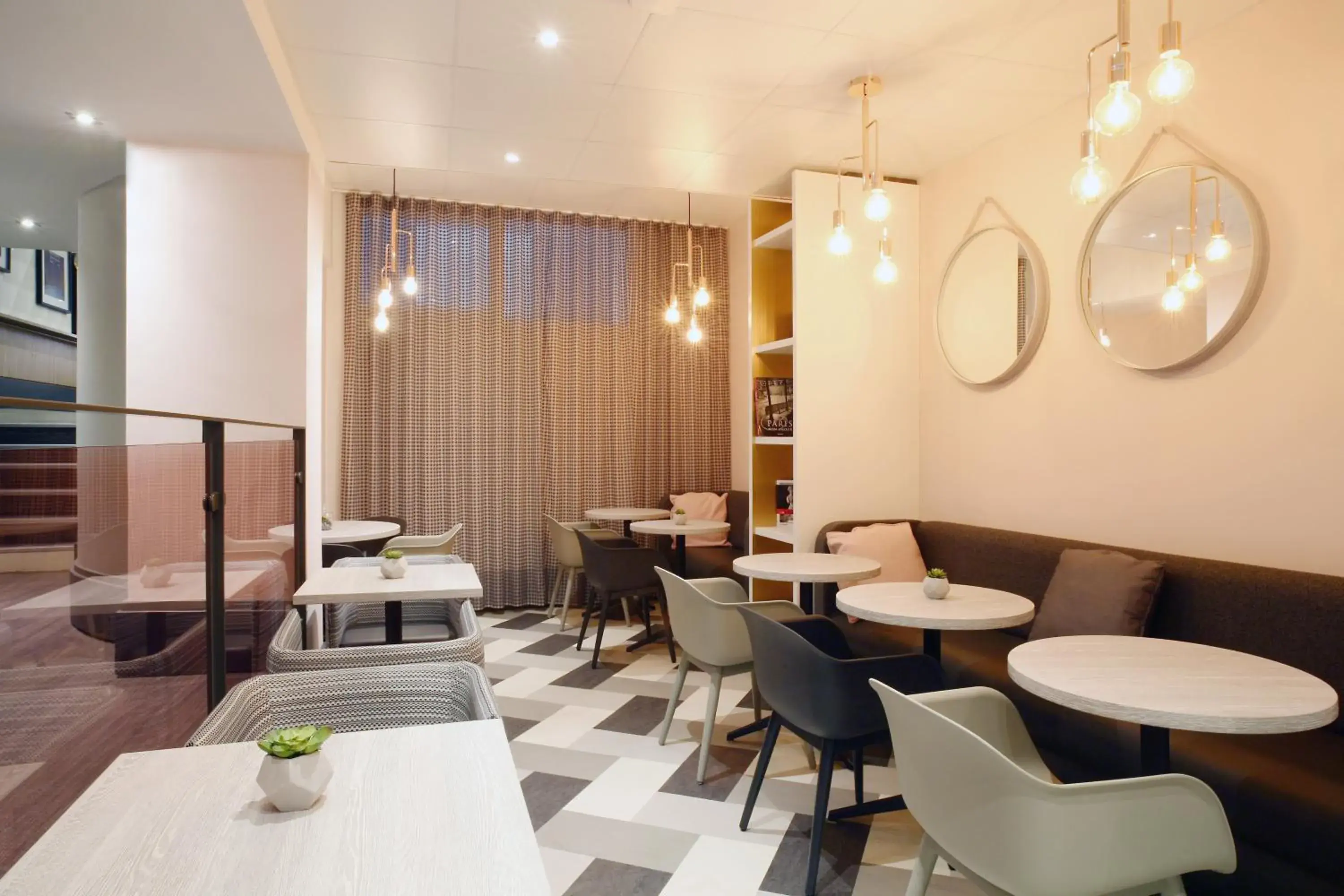 Lounge or bar, Restaurant/Places to Eat in Mercure Paris Pigalle Sacre Coeur