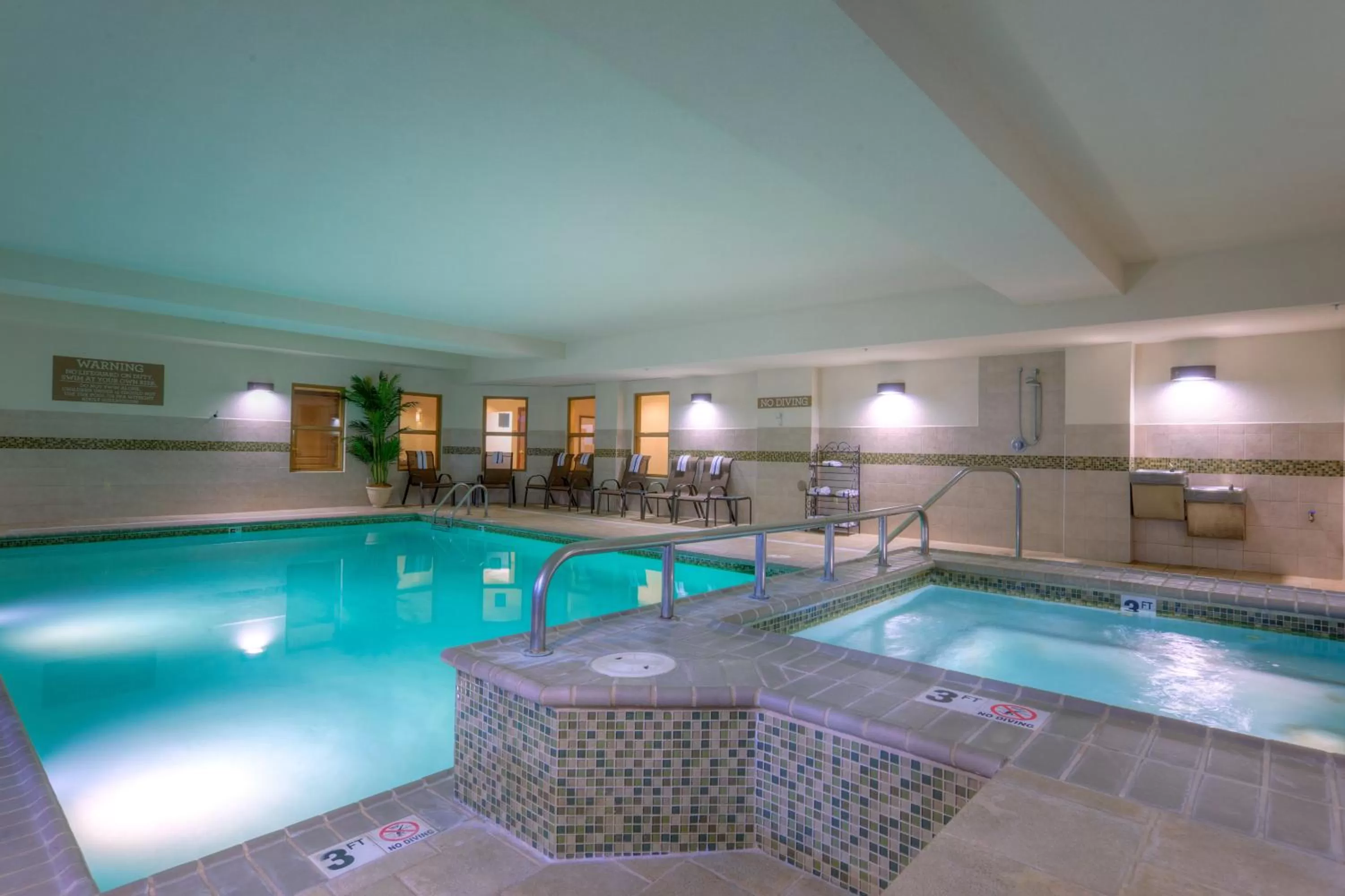 Swimming pool in Country Inn & Suites by Radisson, Lexington Park (Patuxent River Naval Air Station), MD