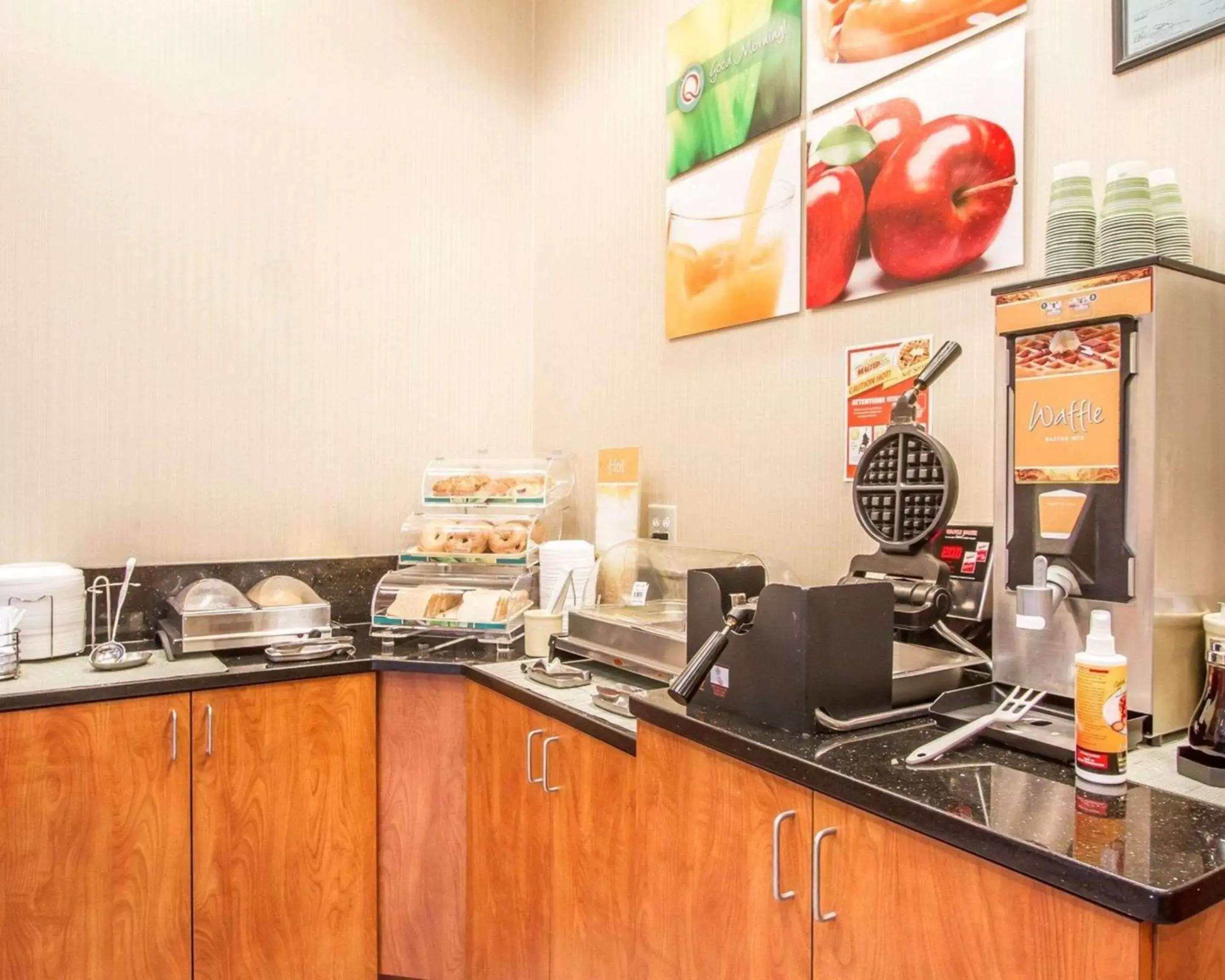 Restaurant/places to eat, Kitchen/Kitchenette in Quality Inn & Suites Greenville I-65