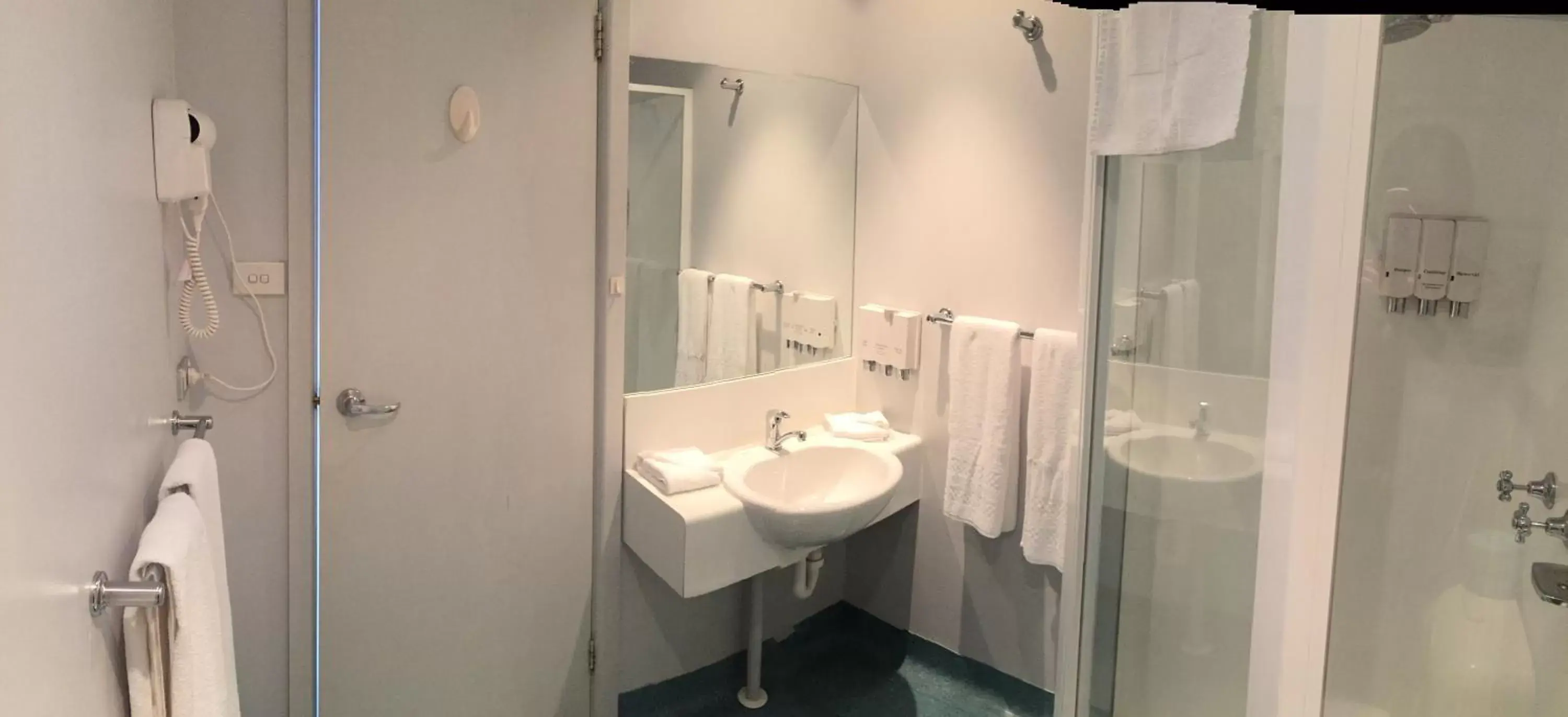 Shower, Bathroom in Waterfront Lodge Motel