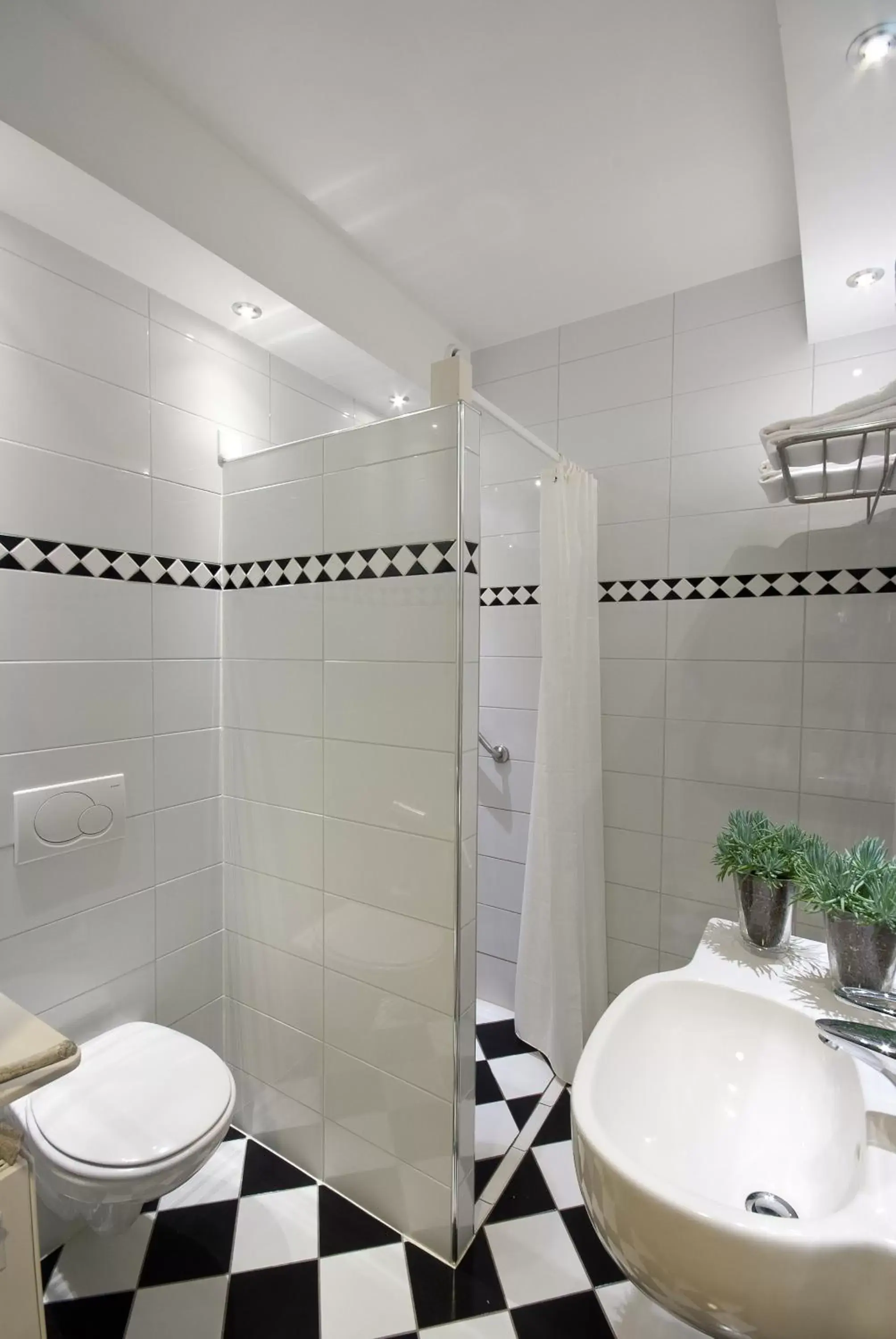 Shower, Bathroom in Hotel De Rustende Jager