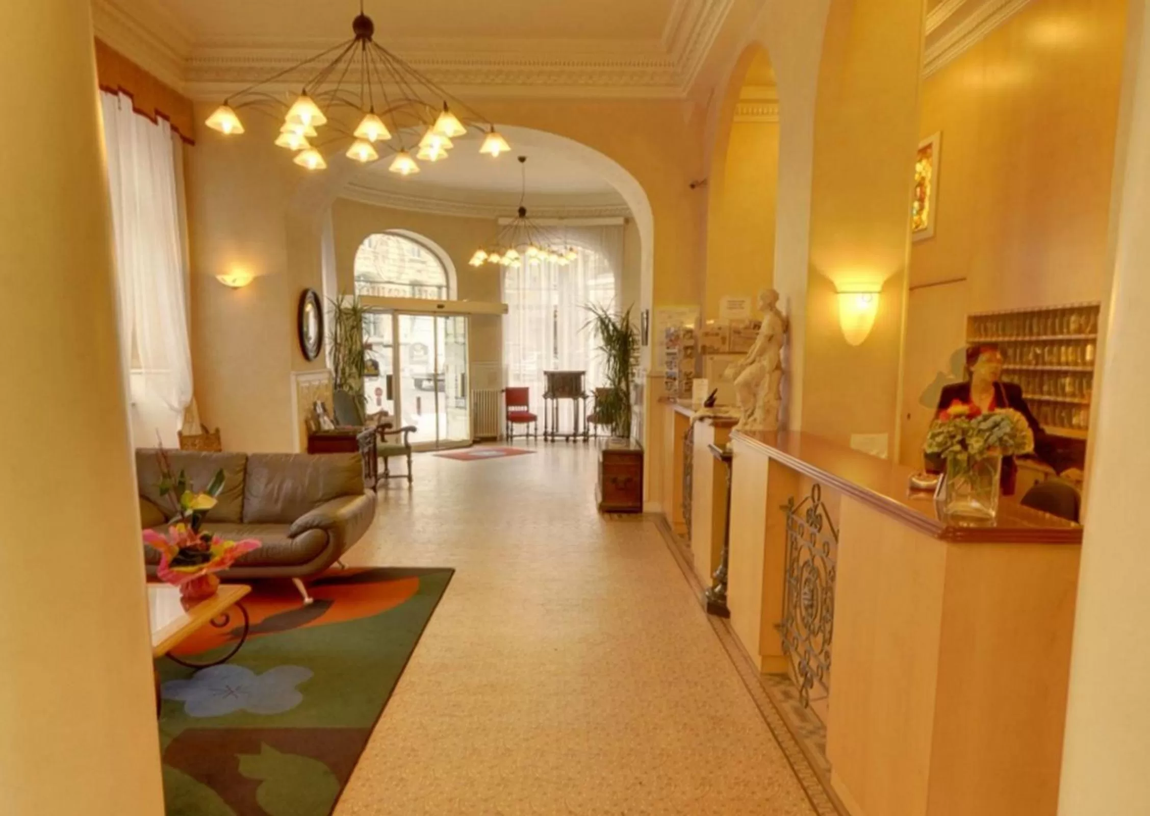 Lobby or reception in Best Western Continental Pau Centre