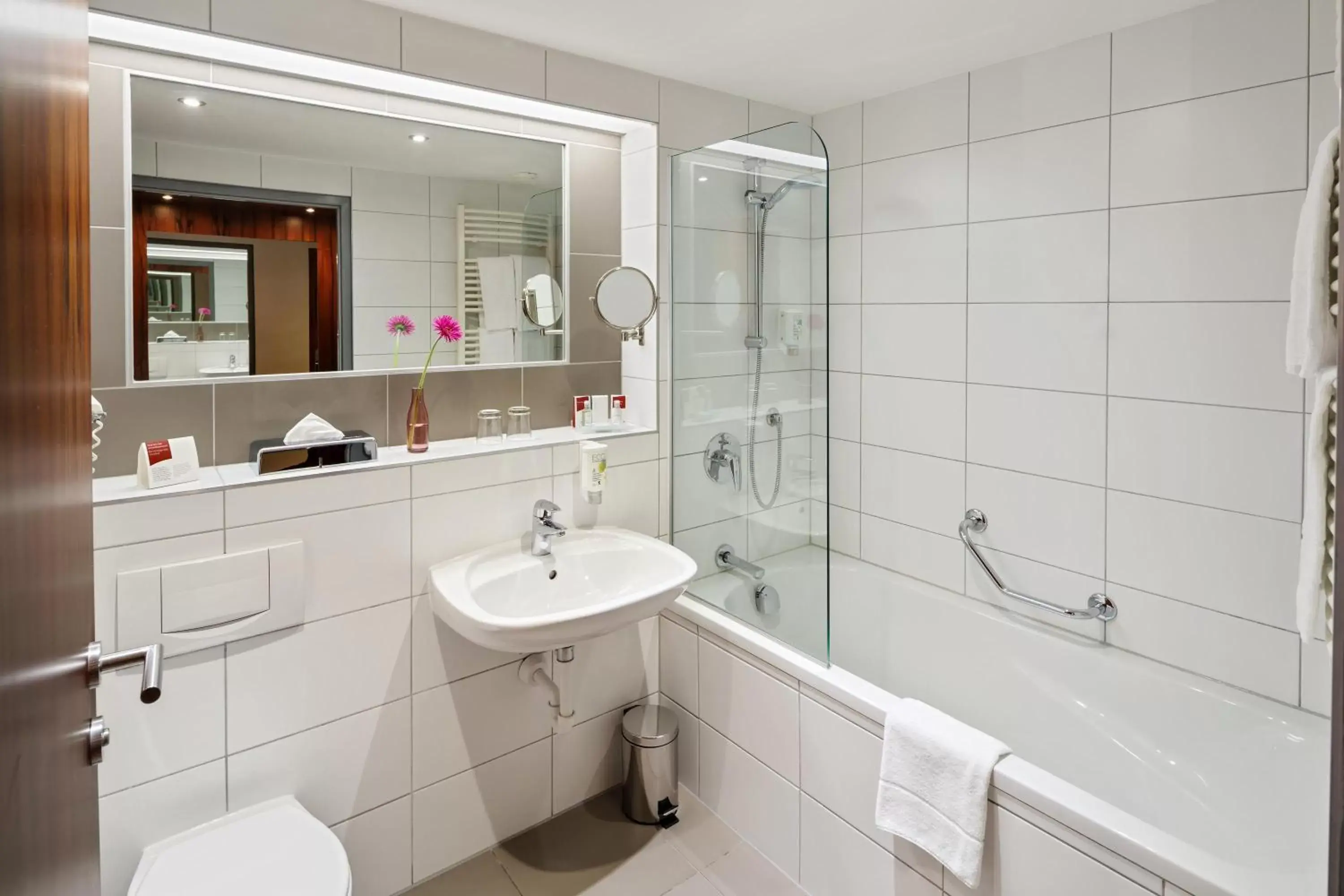 Shower, Bathroom in Austria Trend Hotel Europa Graz Hauptbahnhof