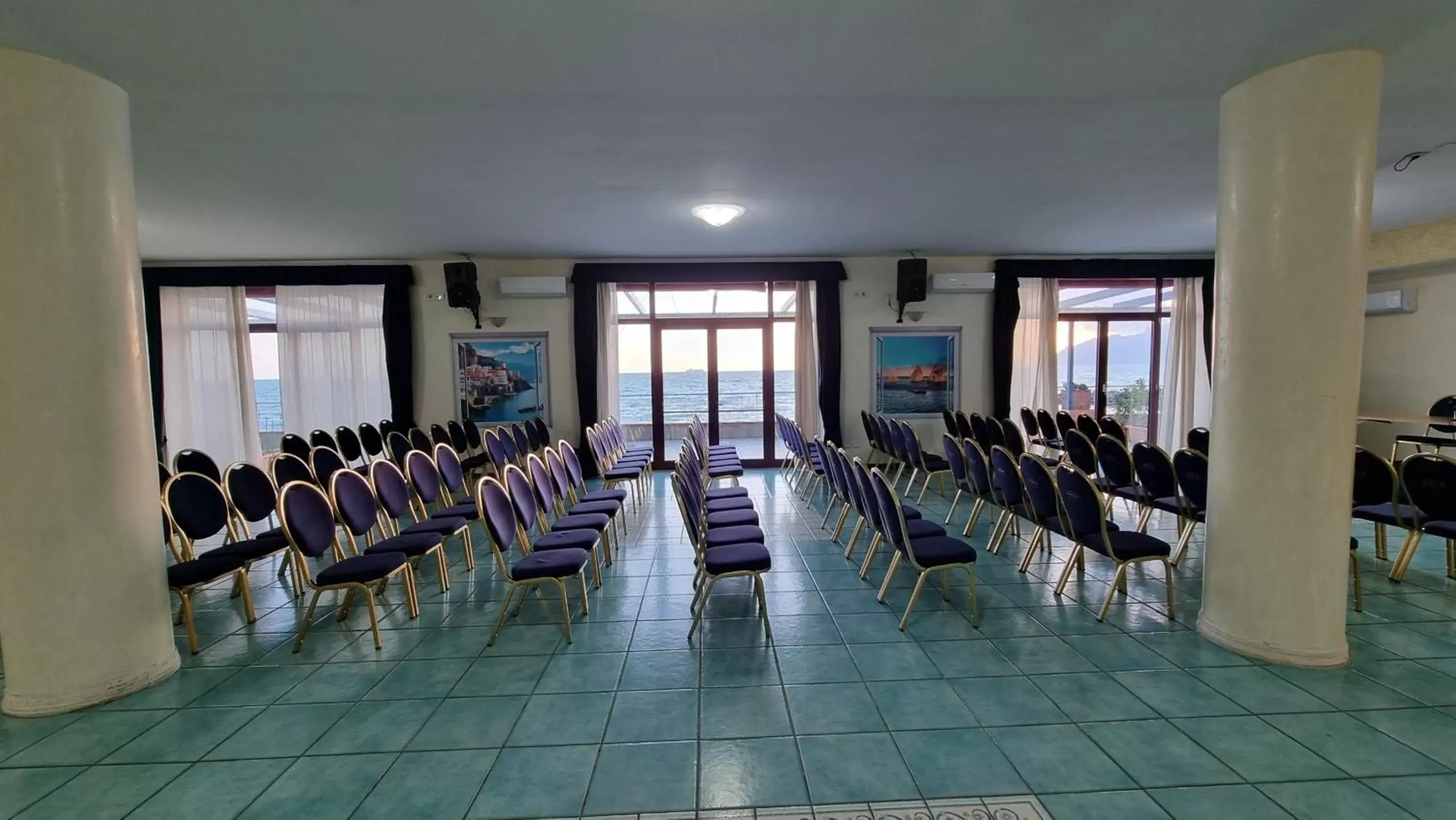 Seating area in Hotel Centro Congressi Polo Nautico