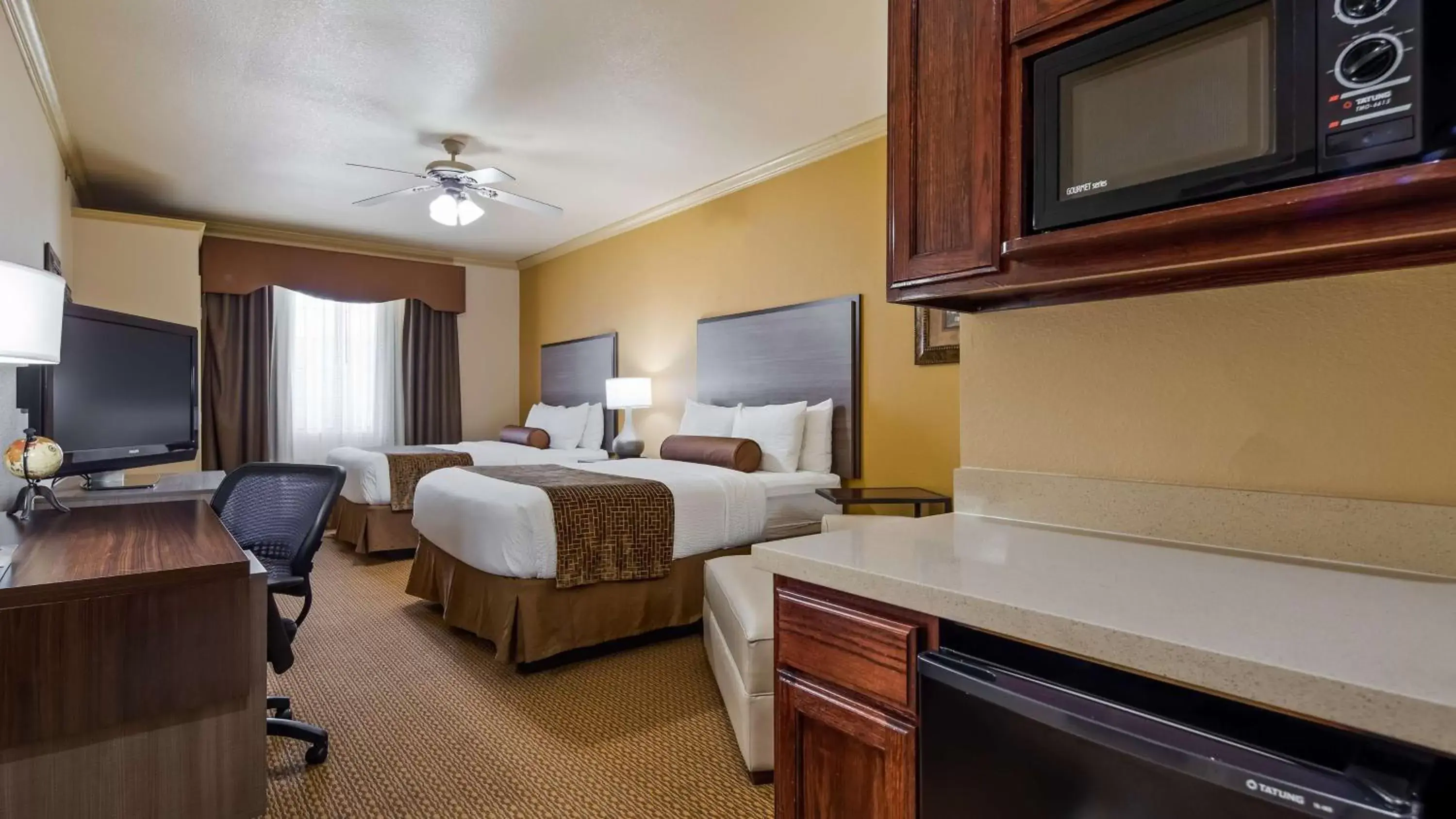 Bed in Best Western Plus Crown Colony Inn & Suites