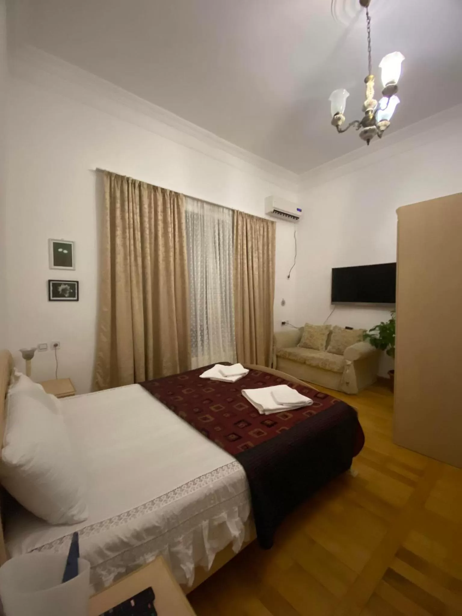 Photo of the whole room, Bed in House 1899