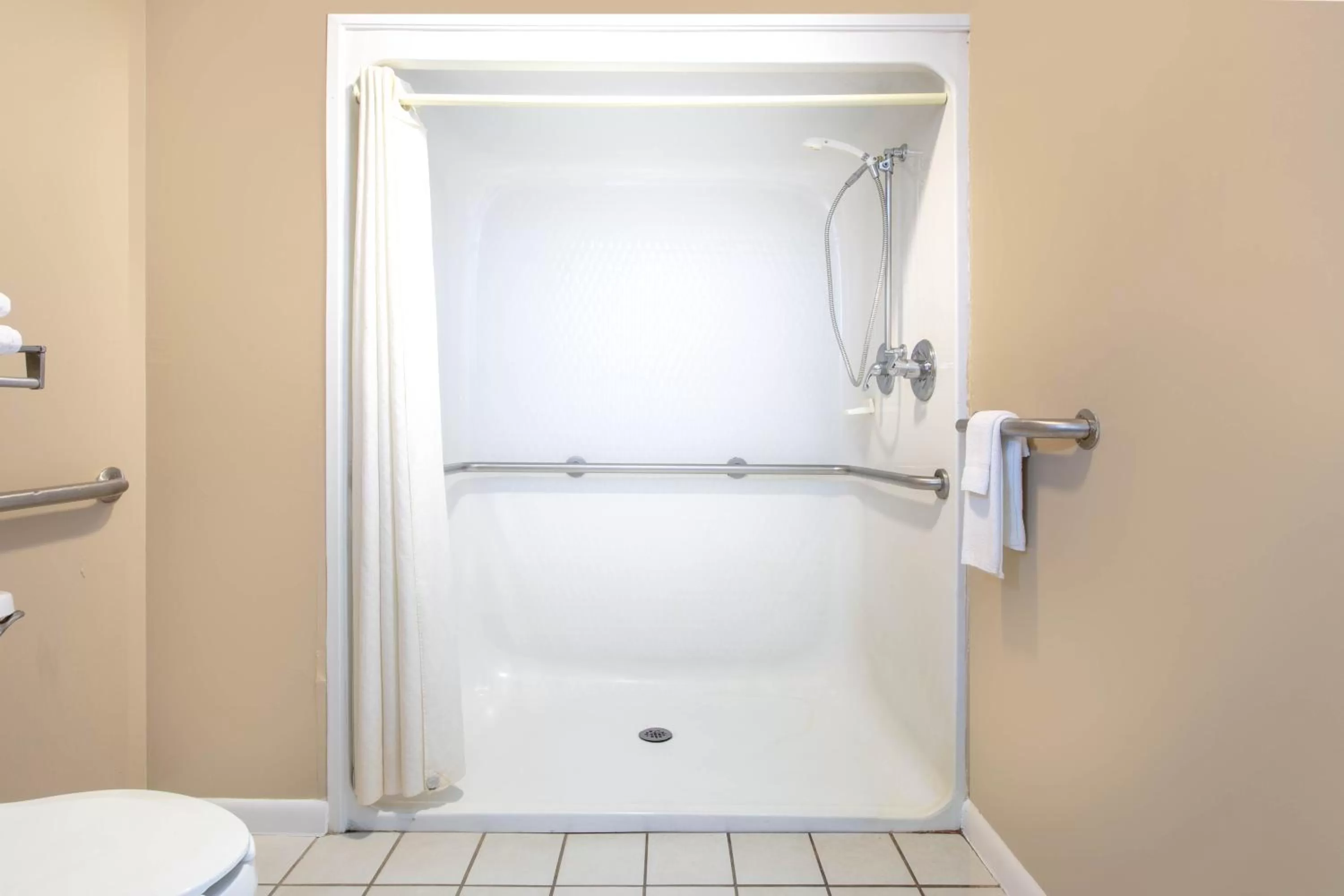 Bath in Super 8 by Wyndham Ocean Springs Biloxi