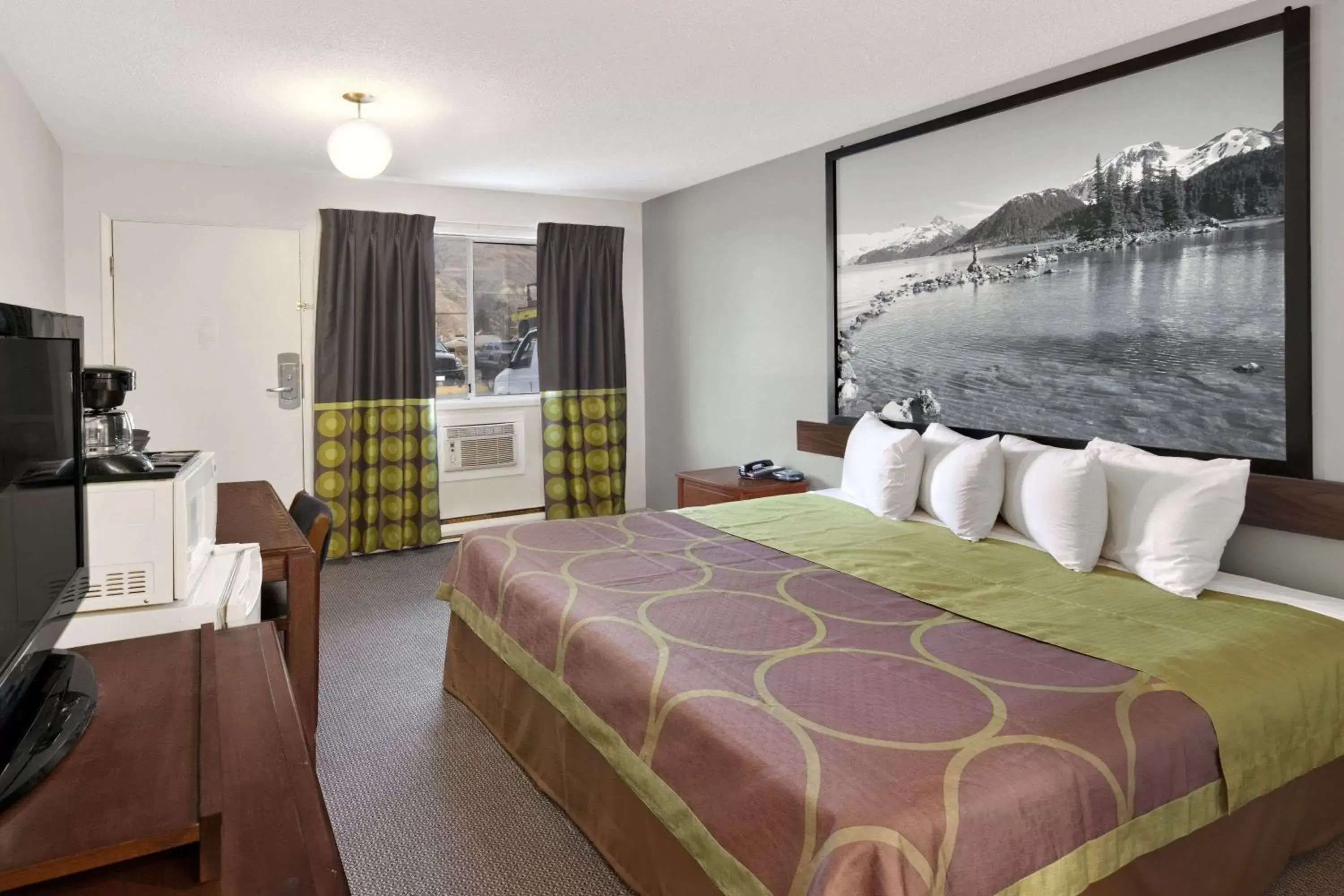 Photo of the whole room, Bed in Super 8 by Wyndham Kamloops East Photo of the whole room, Bed in Super 8 by Wyndham Kamloops East