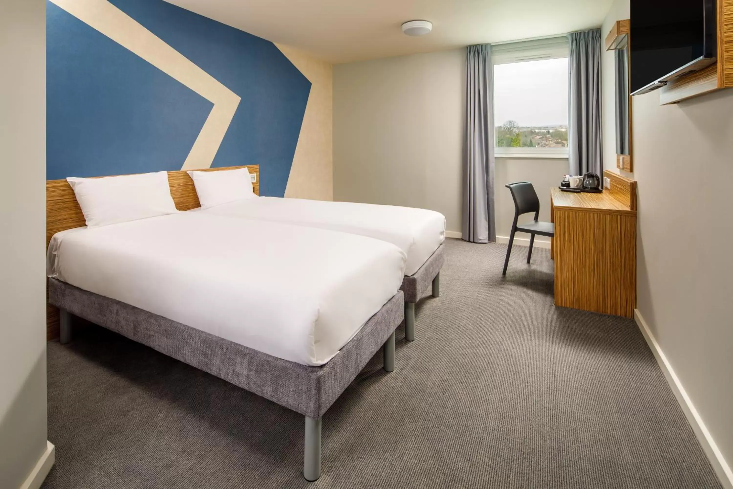 Photo of the whole room, Bed in ibis budget London Heathrow Central