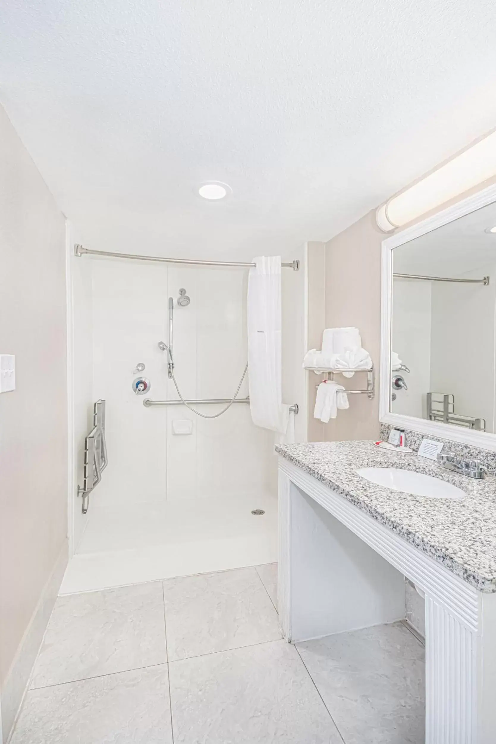 Shower, Bathroom in Casa Bella Inn & Suites