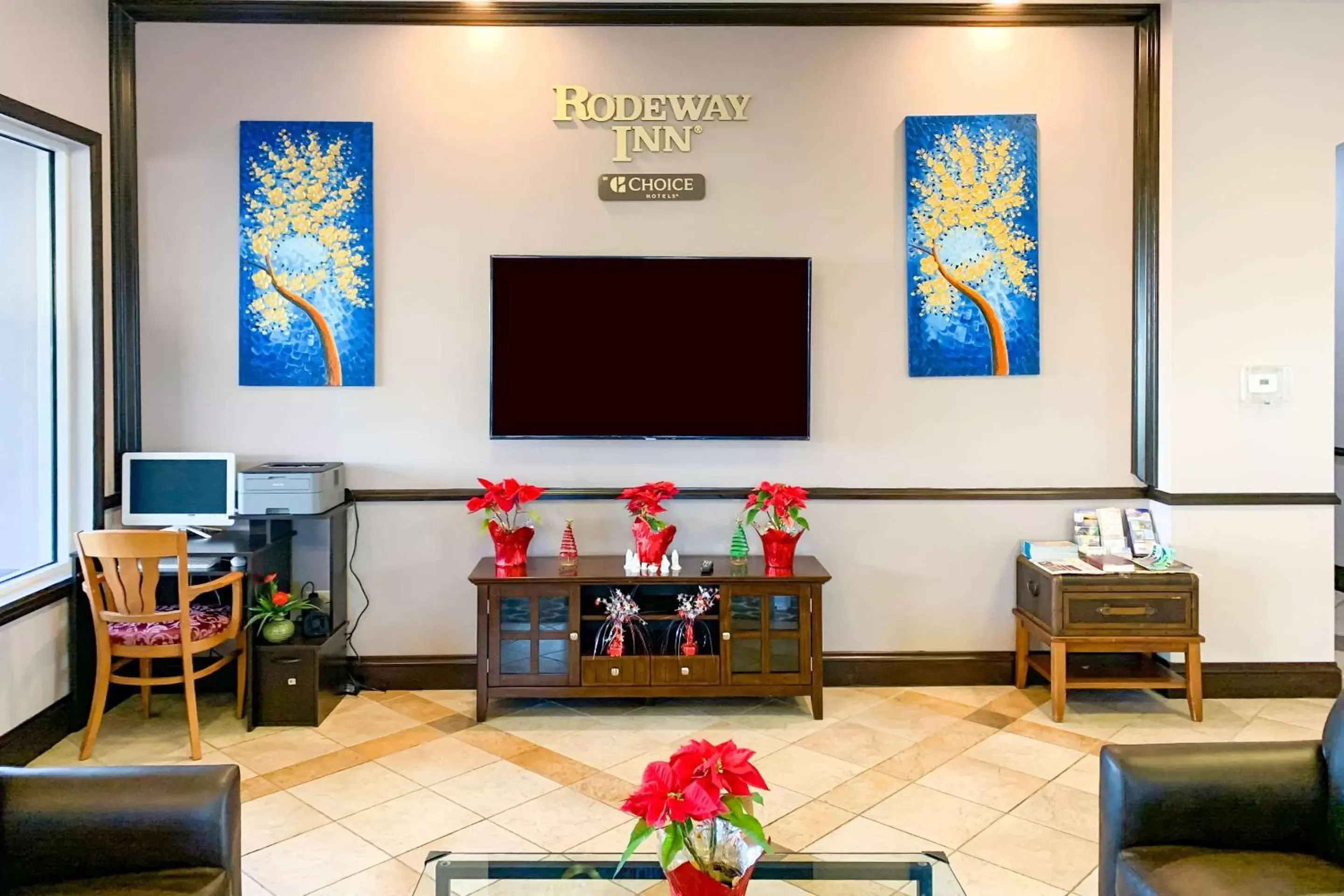 Lobby or reception, TV/Entertainment Center in Rodeway Inn Sun City Center