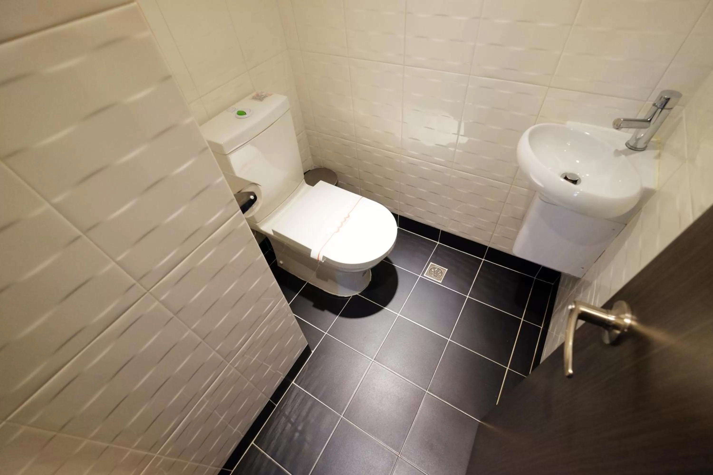 Toilet in Dynasty Hotel