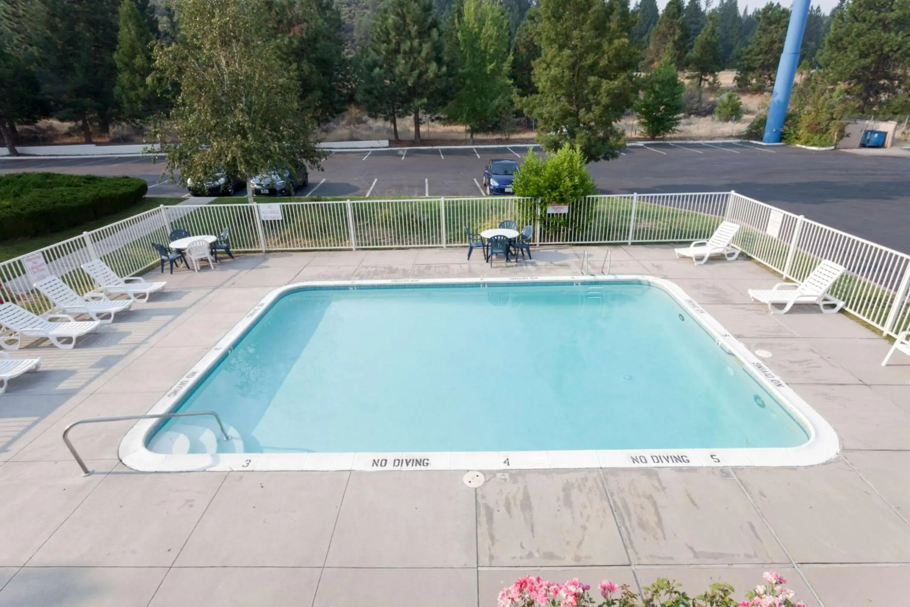 Day, Swimming Pool in Motel 6 Weed, CA - Mount Shasta