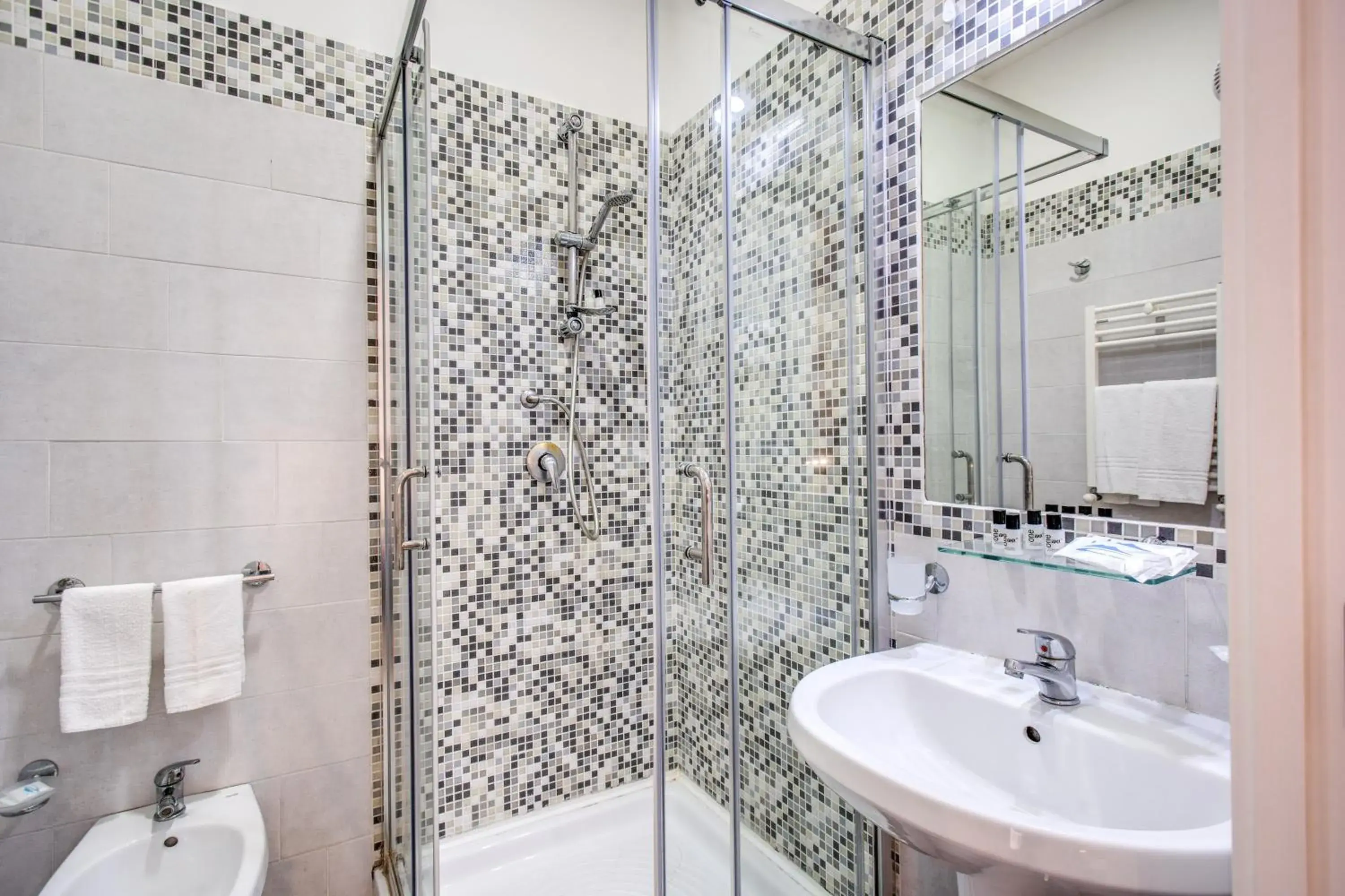 Shower, Bathroom in Gold Hotel