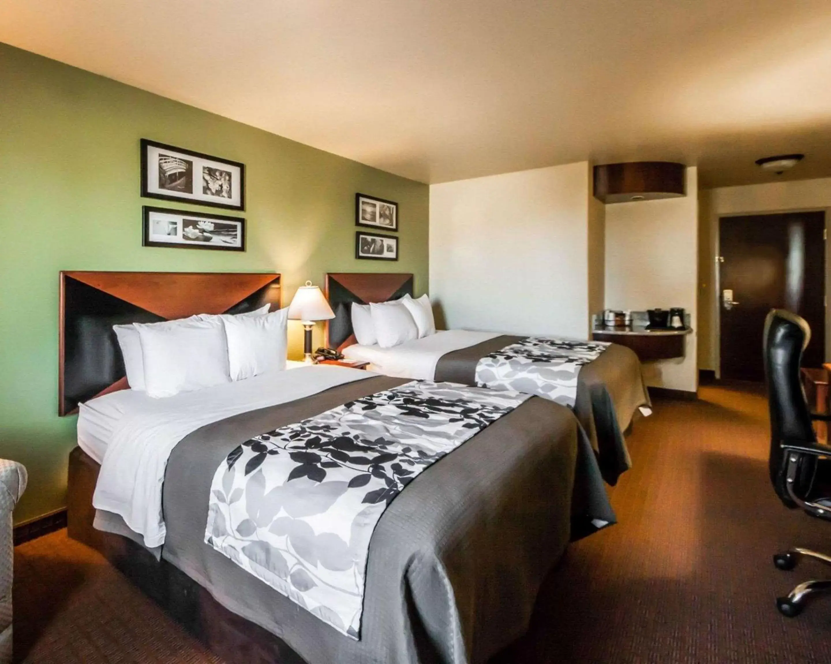 Photo of the whole room, Bed in Sleep Inn and Suites Shamrock