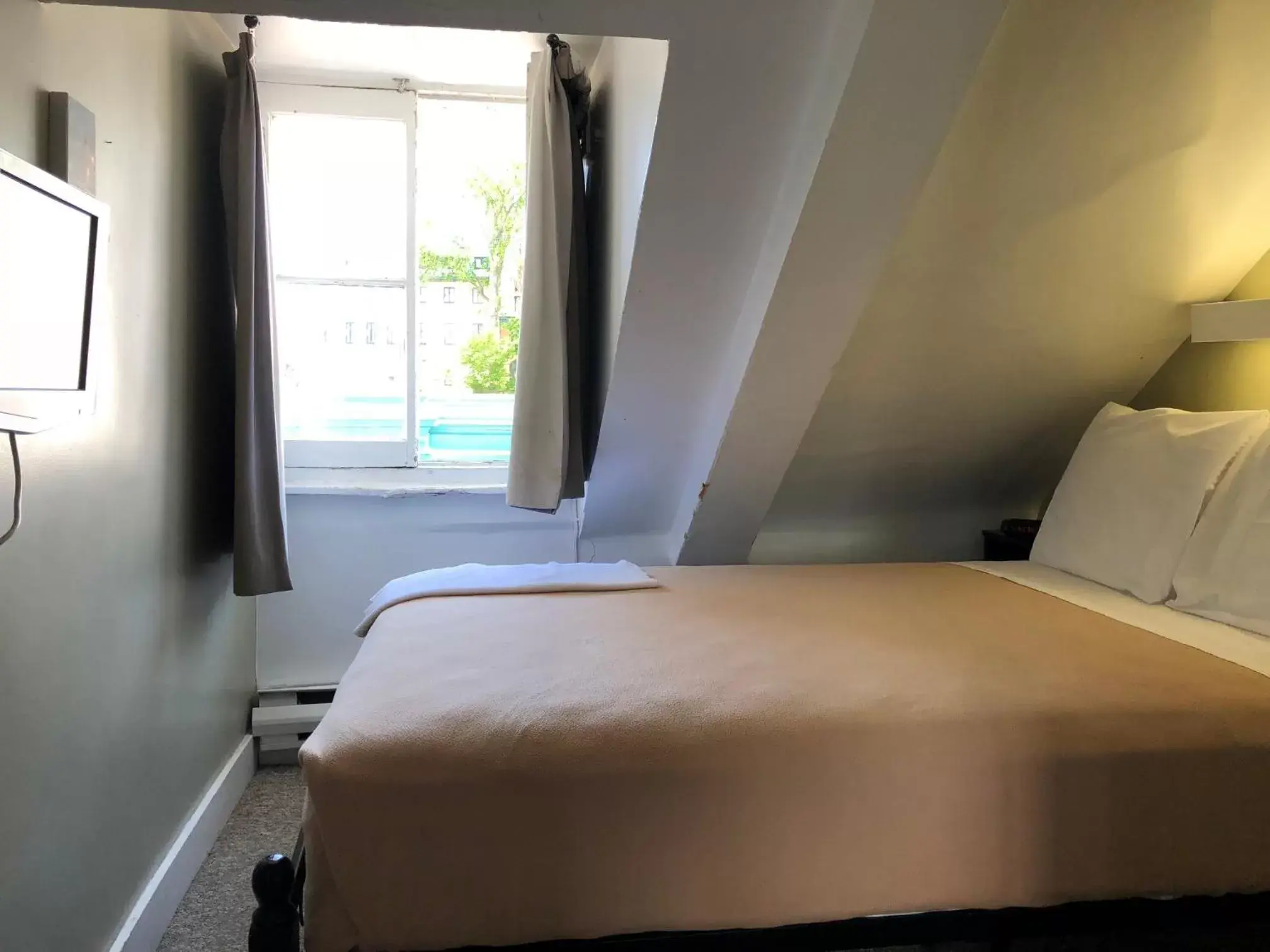 Bed in Auberge St-Louis