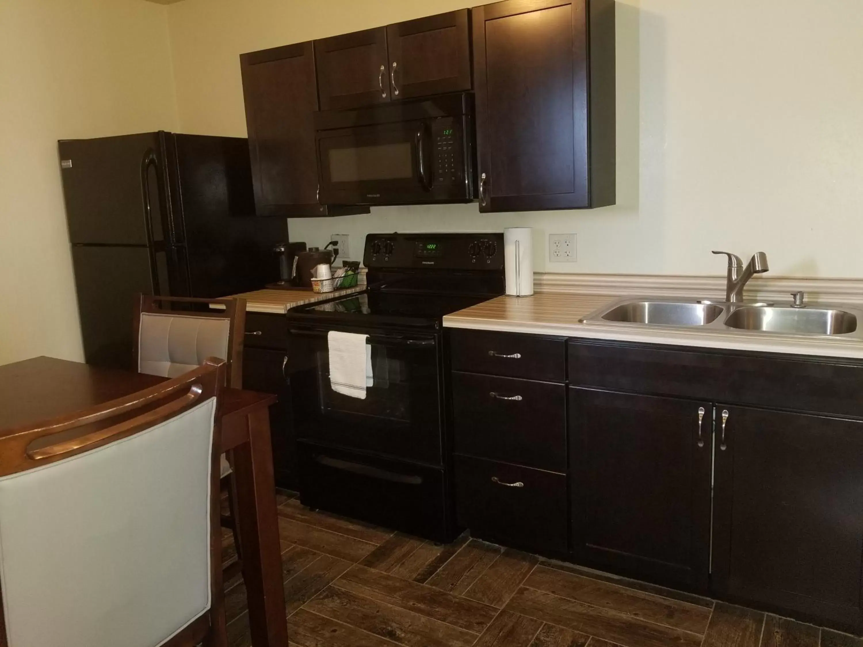 Kitchen or kitchenette, TV/Entertainment Center in Baymont by Wyndham Eau Claire WI