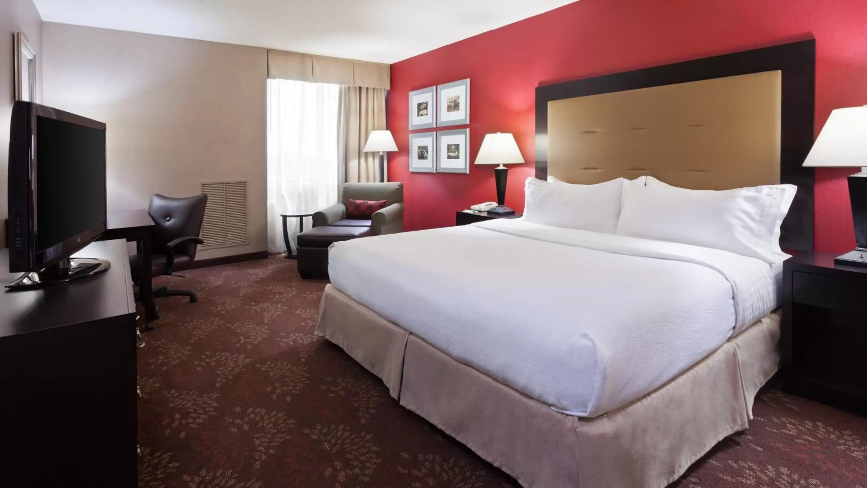 Bed in Holiday Inn Cincinnati Airport, an IHG Hotel