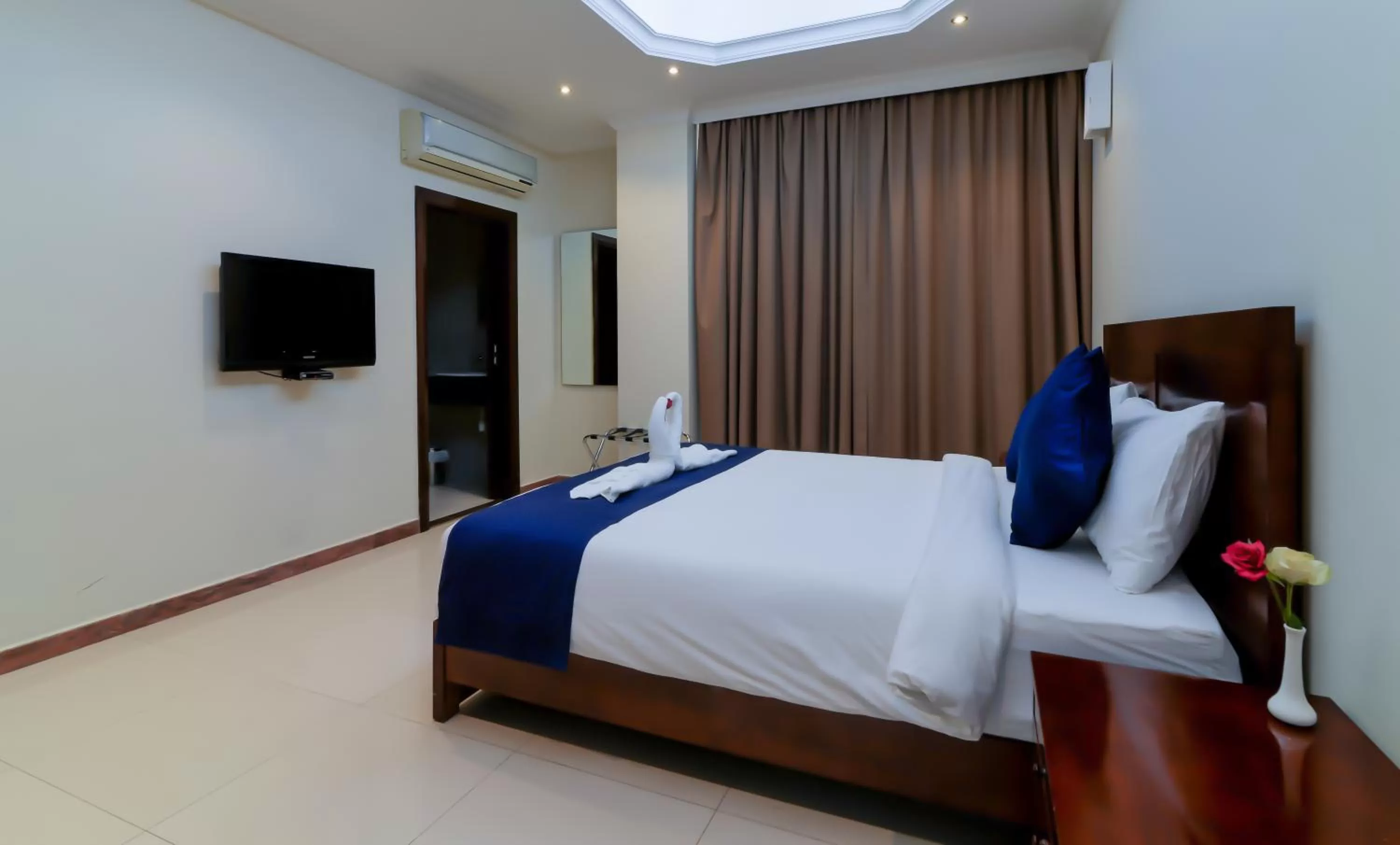 Bathroom, Bed in Tanzanite Executive Suites