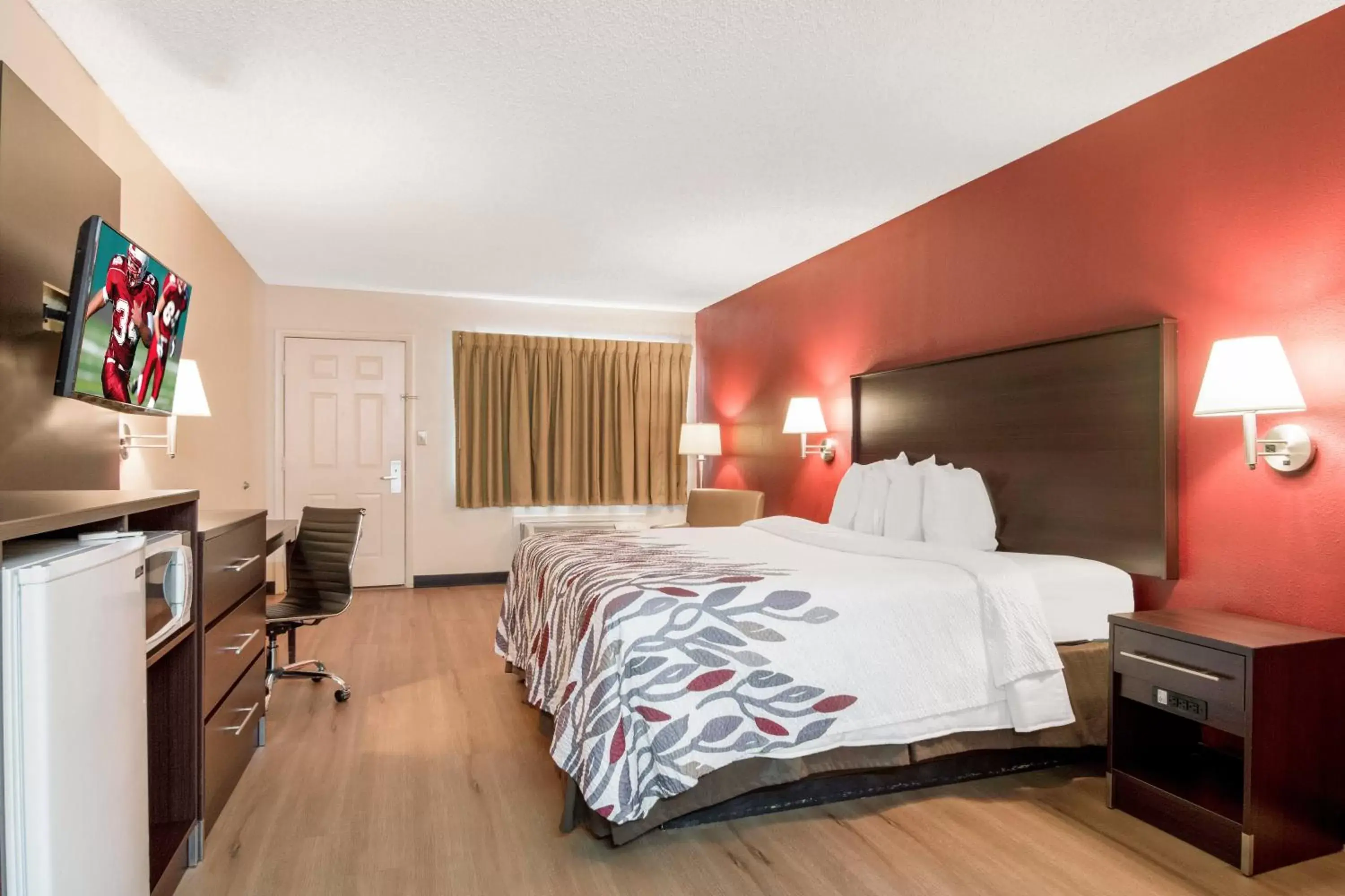 Photo of the whole room, Bed in Red Roof Inn Acworth - Emerson - LakePoint South