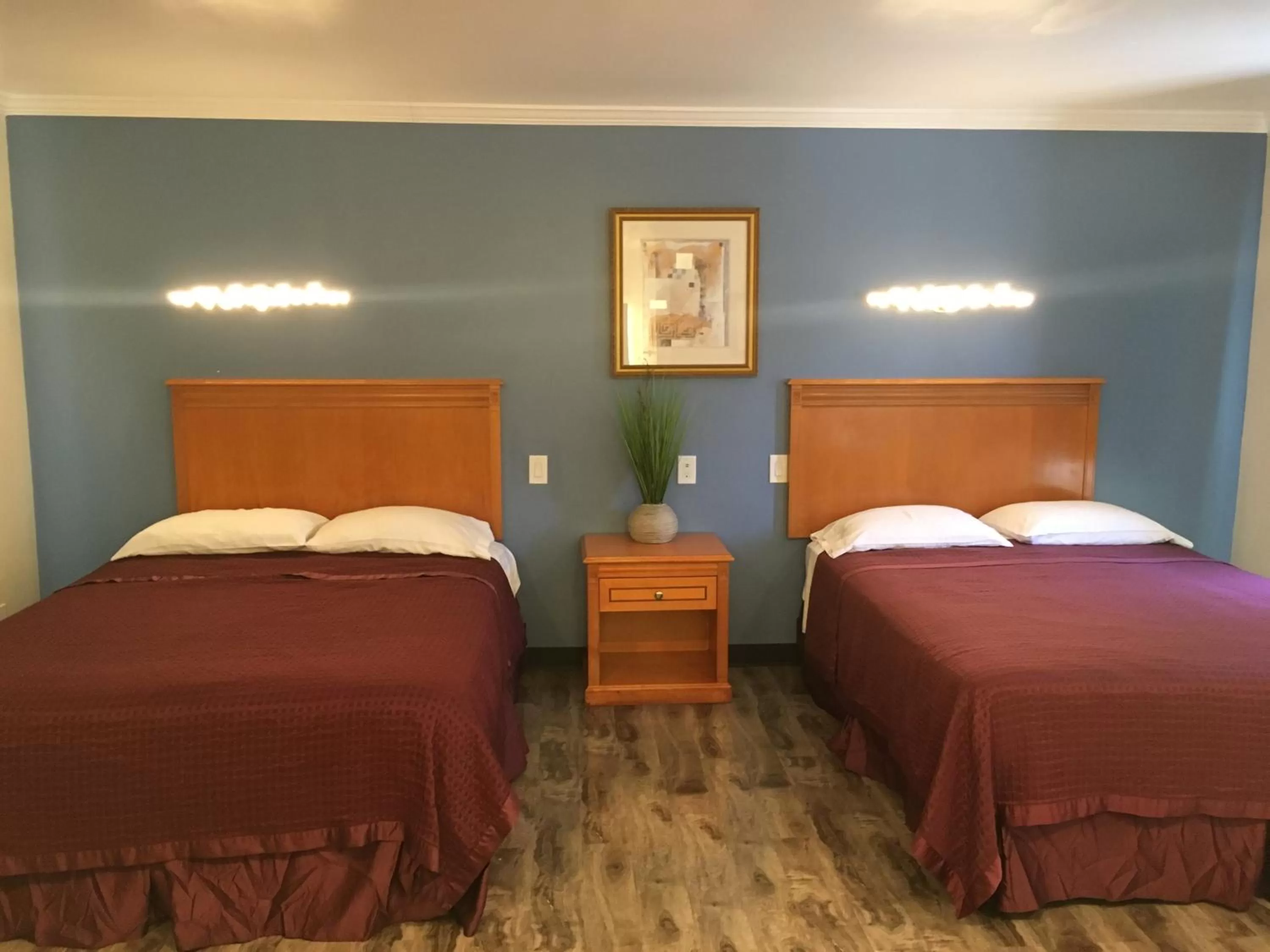 Bed in Lincoln Park Motel