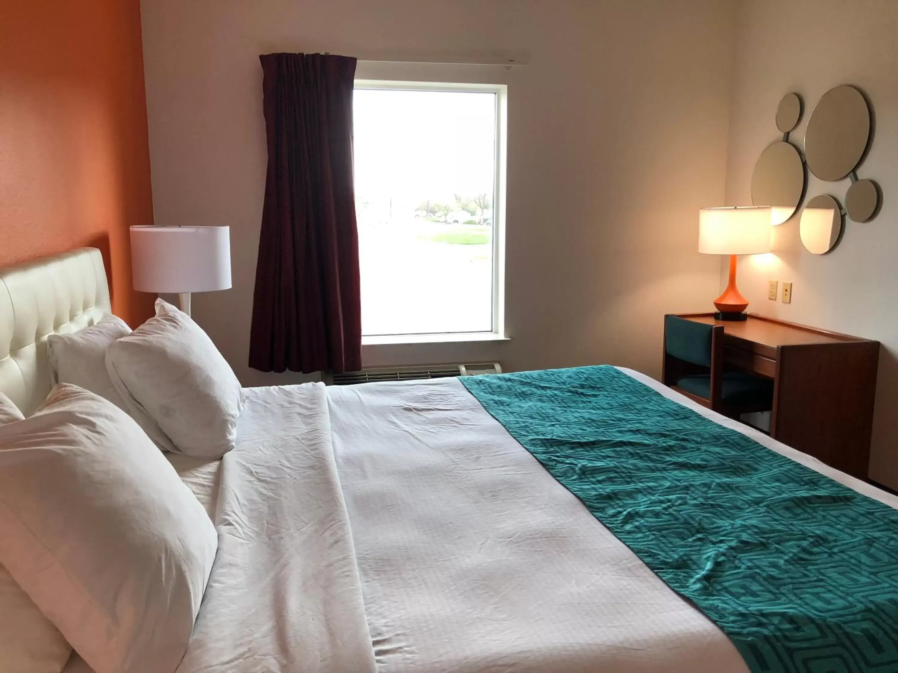 Bed in Howard Johnson by Wyndham Airport