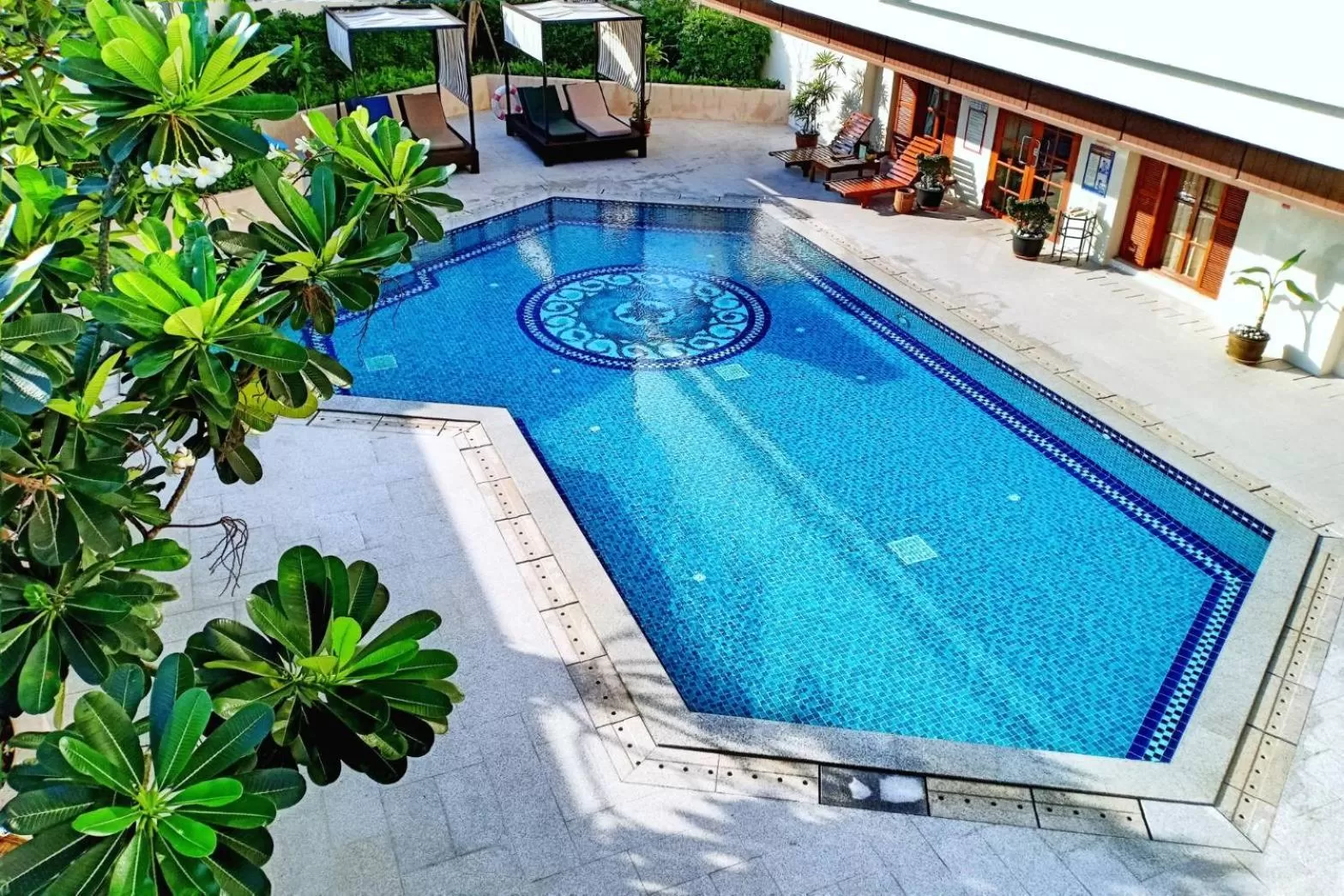 Swimming pool in Evergreen Laurel Hotel Bangkok