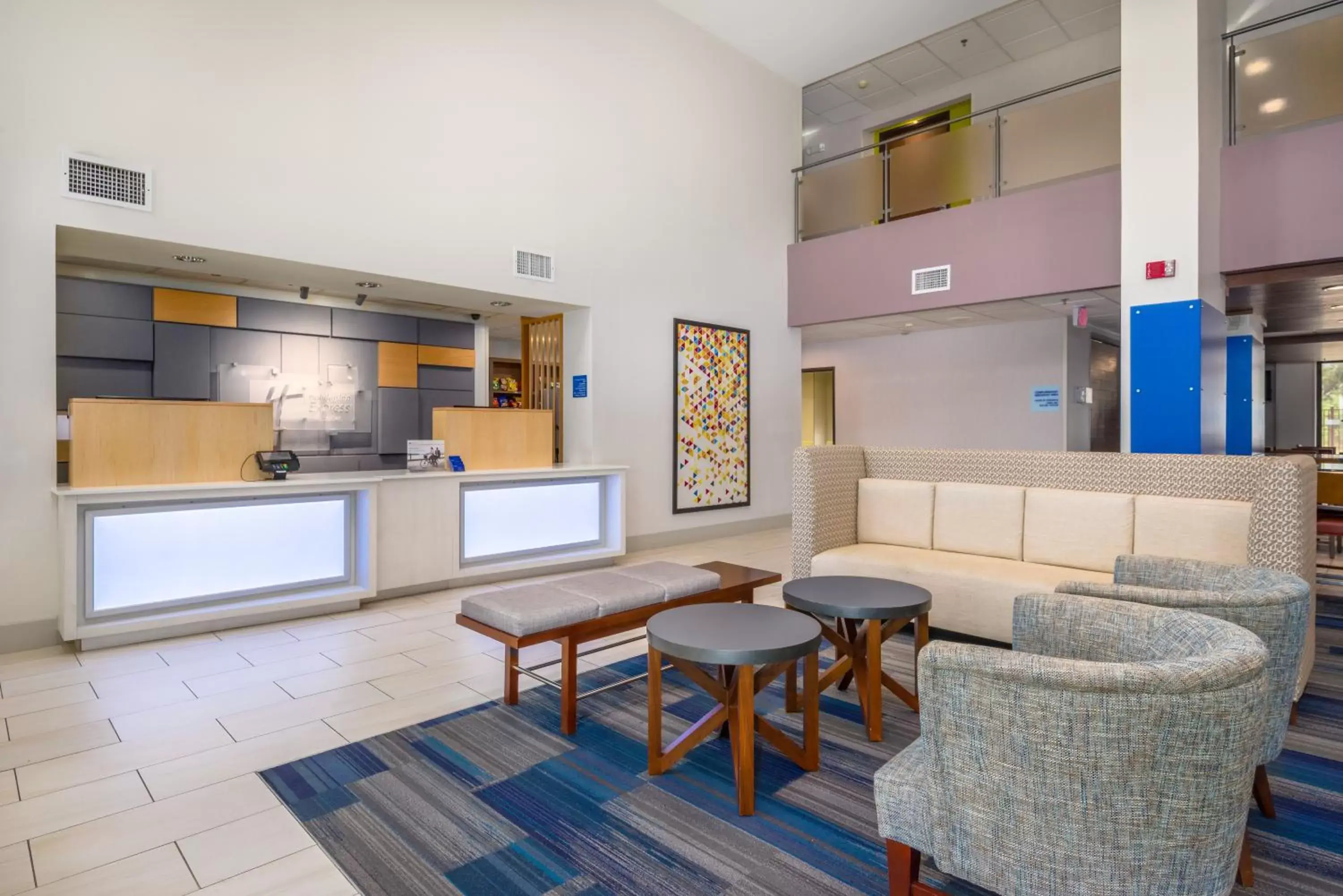 Lobby or reception, Kitchen/Kitchenette in Holiday Inn Express Phoenix-Airport/University Drive, an IHG Hotel