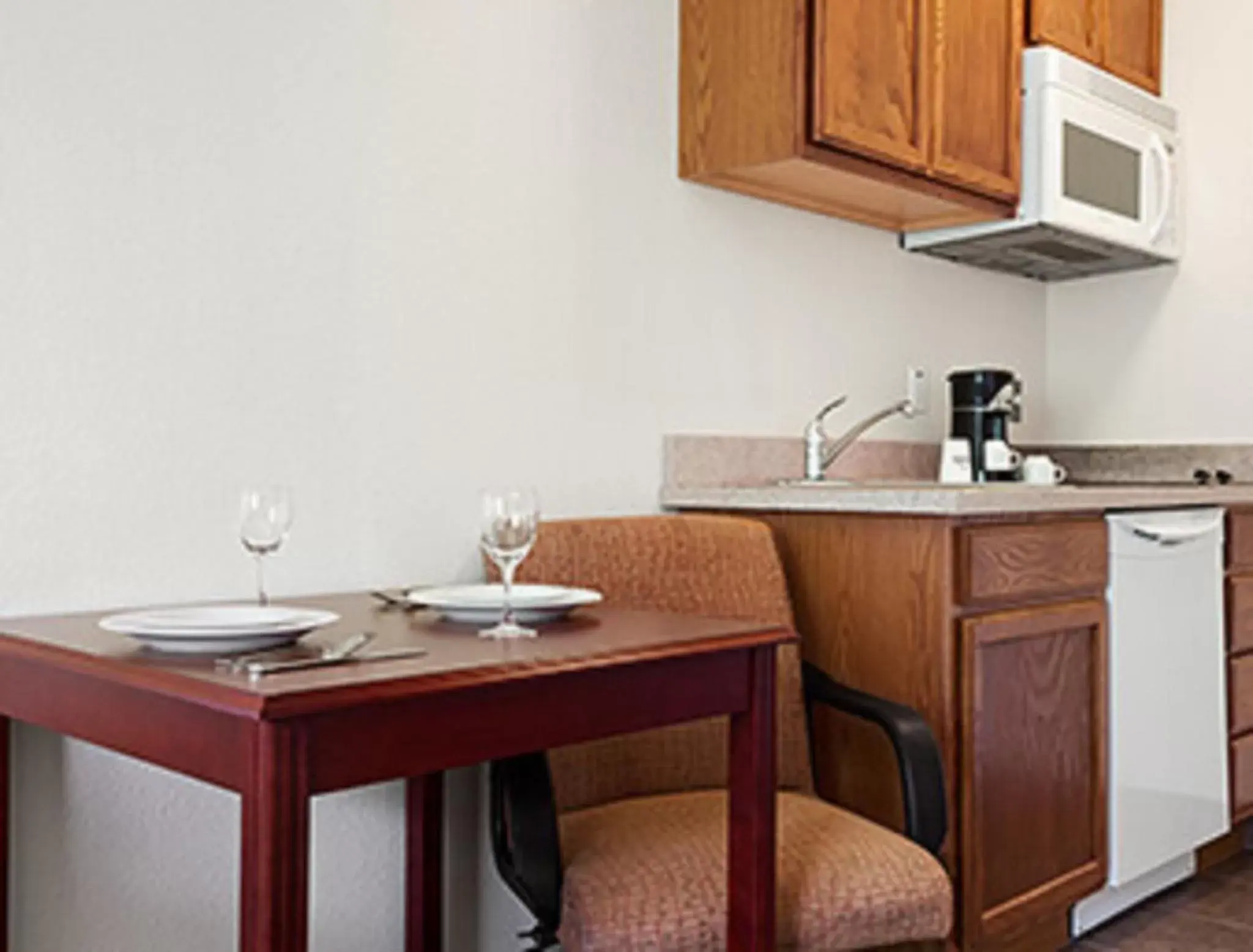 Dining area, Kitchen/Kitchenette in Days Inn & Suites by Wyndham Columbus NE