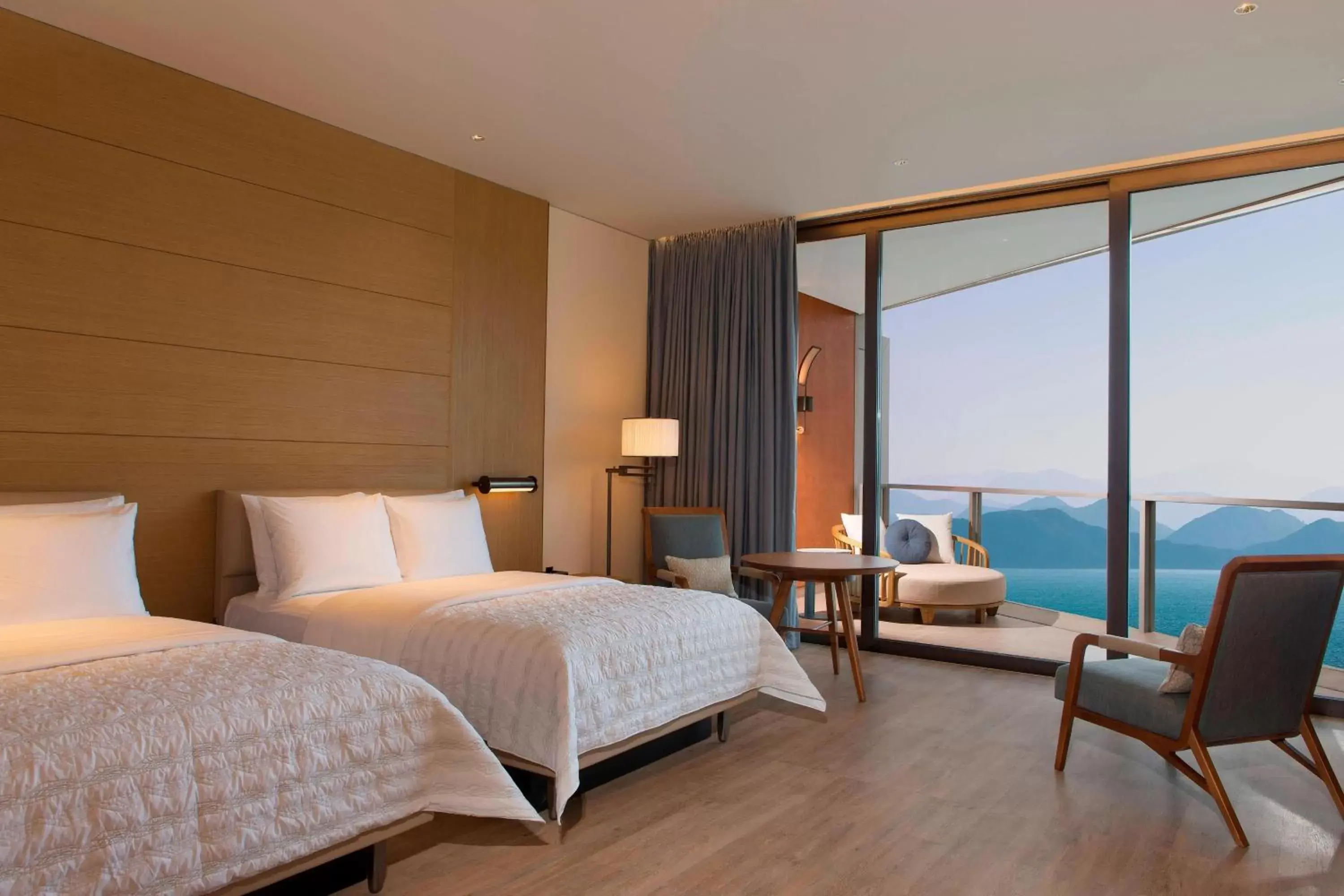 Photo of the whole room, Bed in Le Méridien Xiaojing Bay