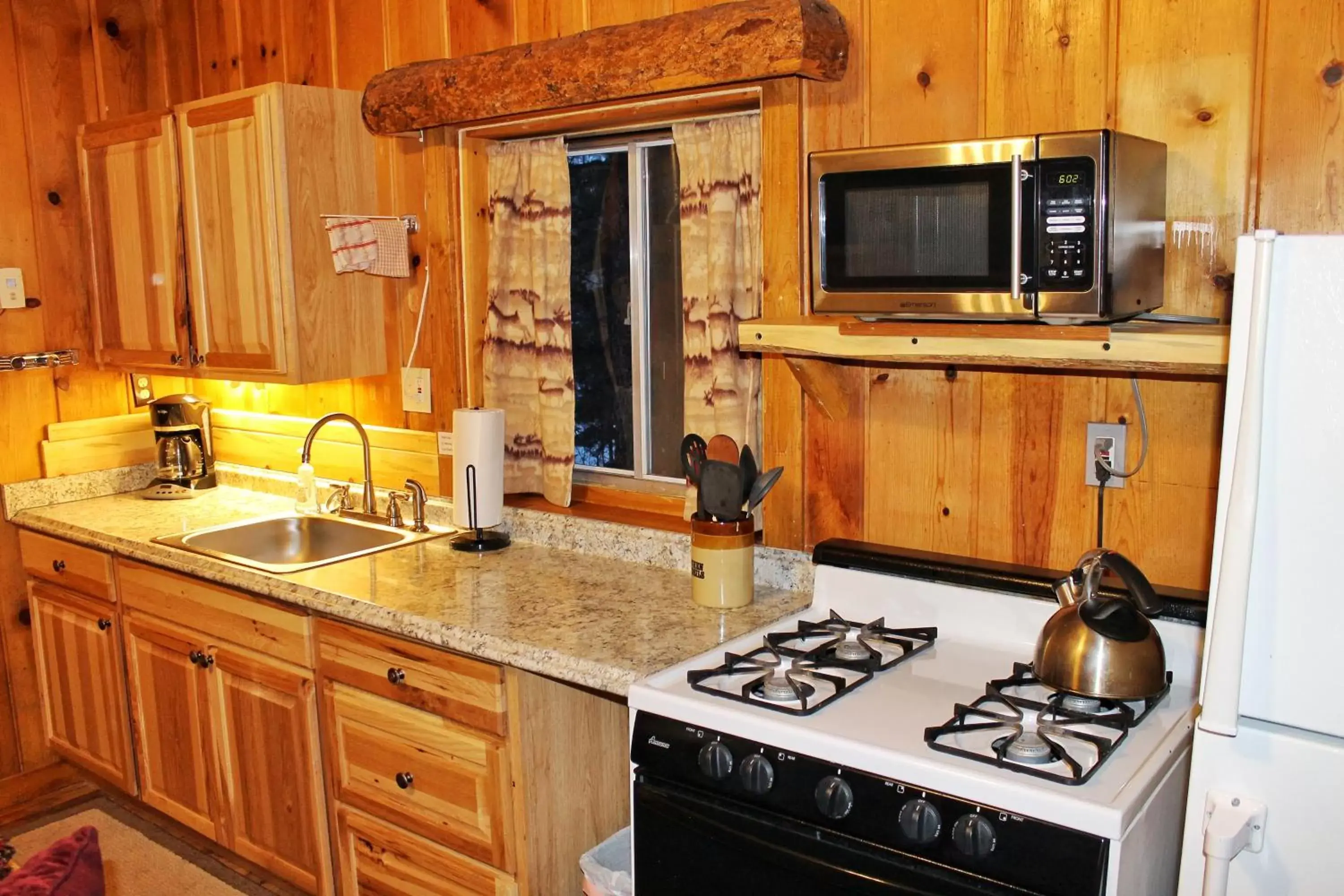 Kitchen or kitchenette, Kitchen/Kitchenette in Pine Haven Resort