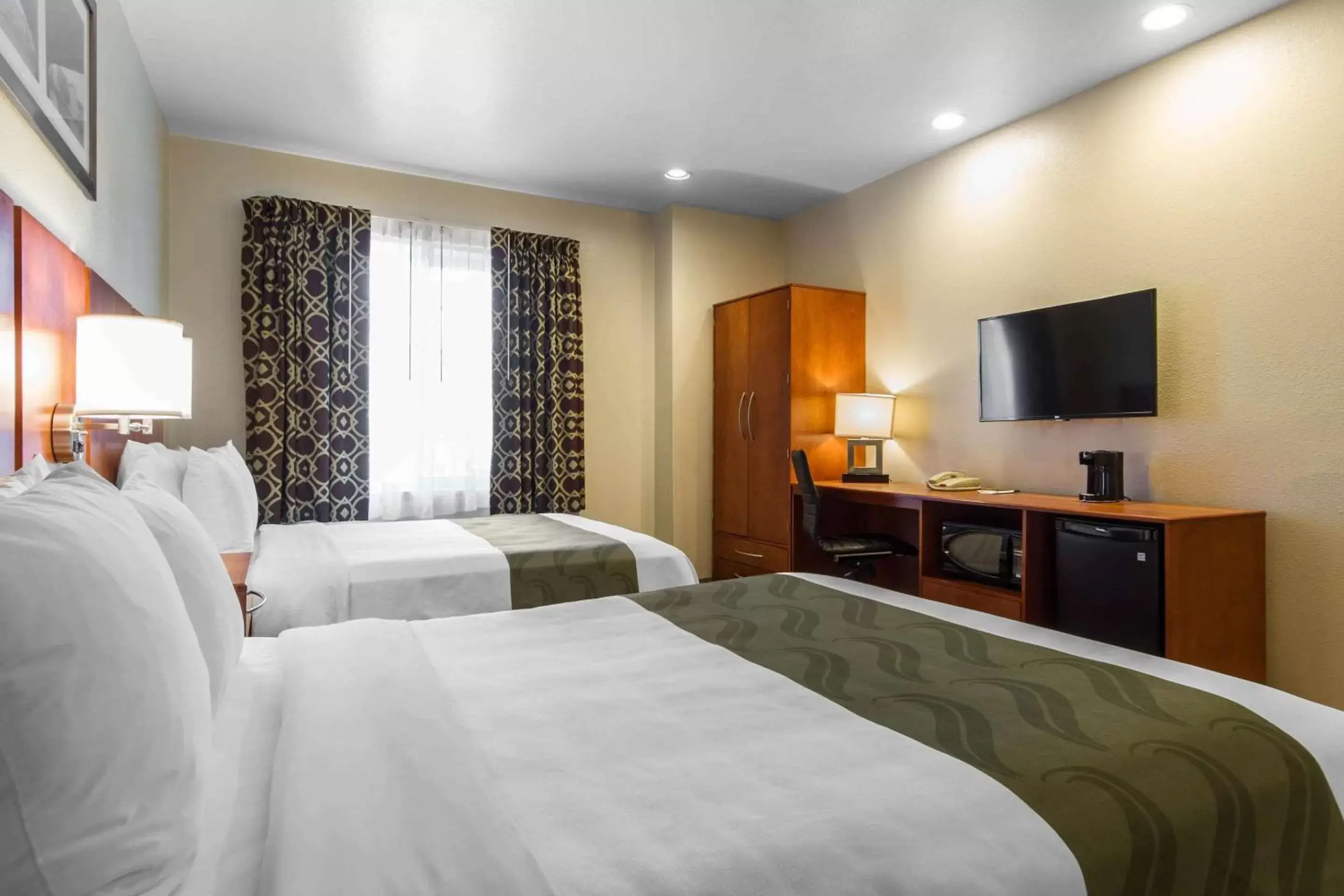 Photo of the whole room, Bed in Quality Inn San Jose Airport - Silicon Valley