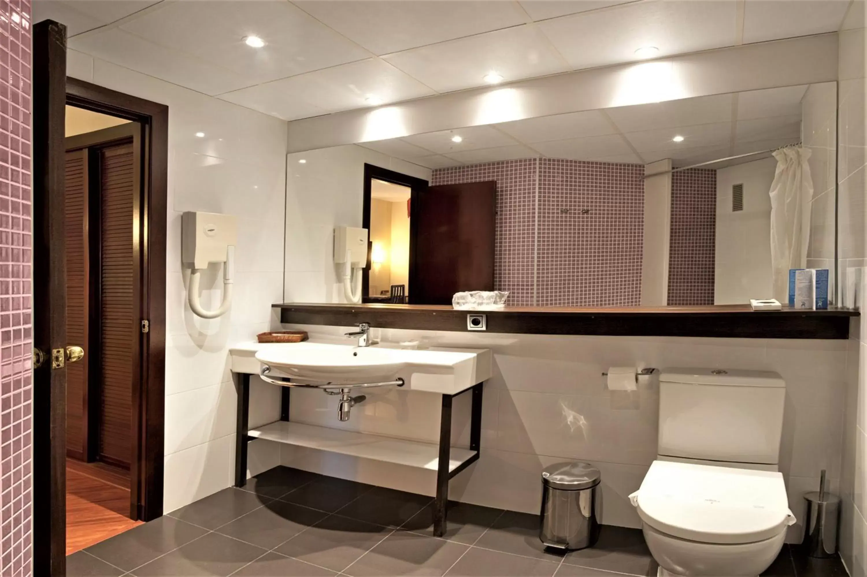 Bathroom in Hotel Bernat II 4*Sup