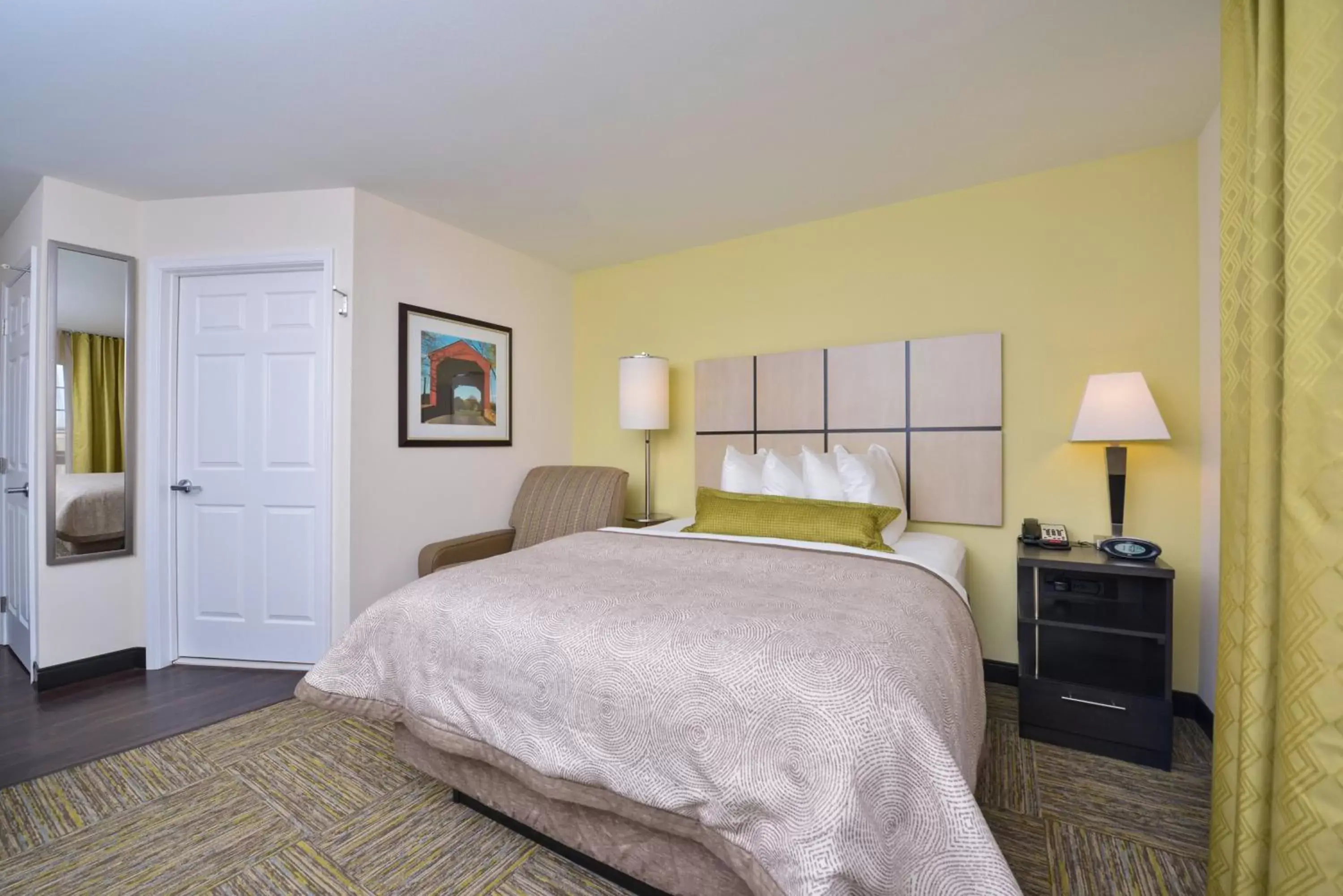 Photo of the whole room, Bed in Candlewood Suites Harrisburg-Hershey, an IHG Hotel